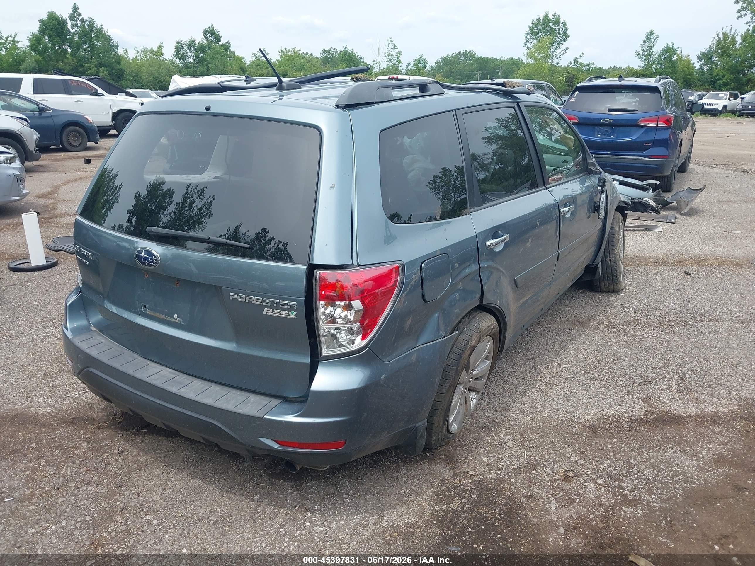 2013 Subaru Forester 2.5x Premium Blue vin: JF2SHADCXDH425794