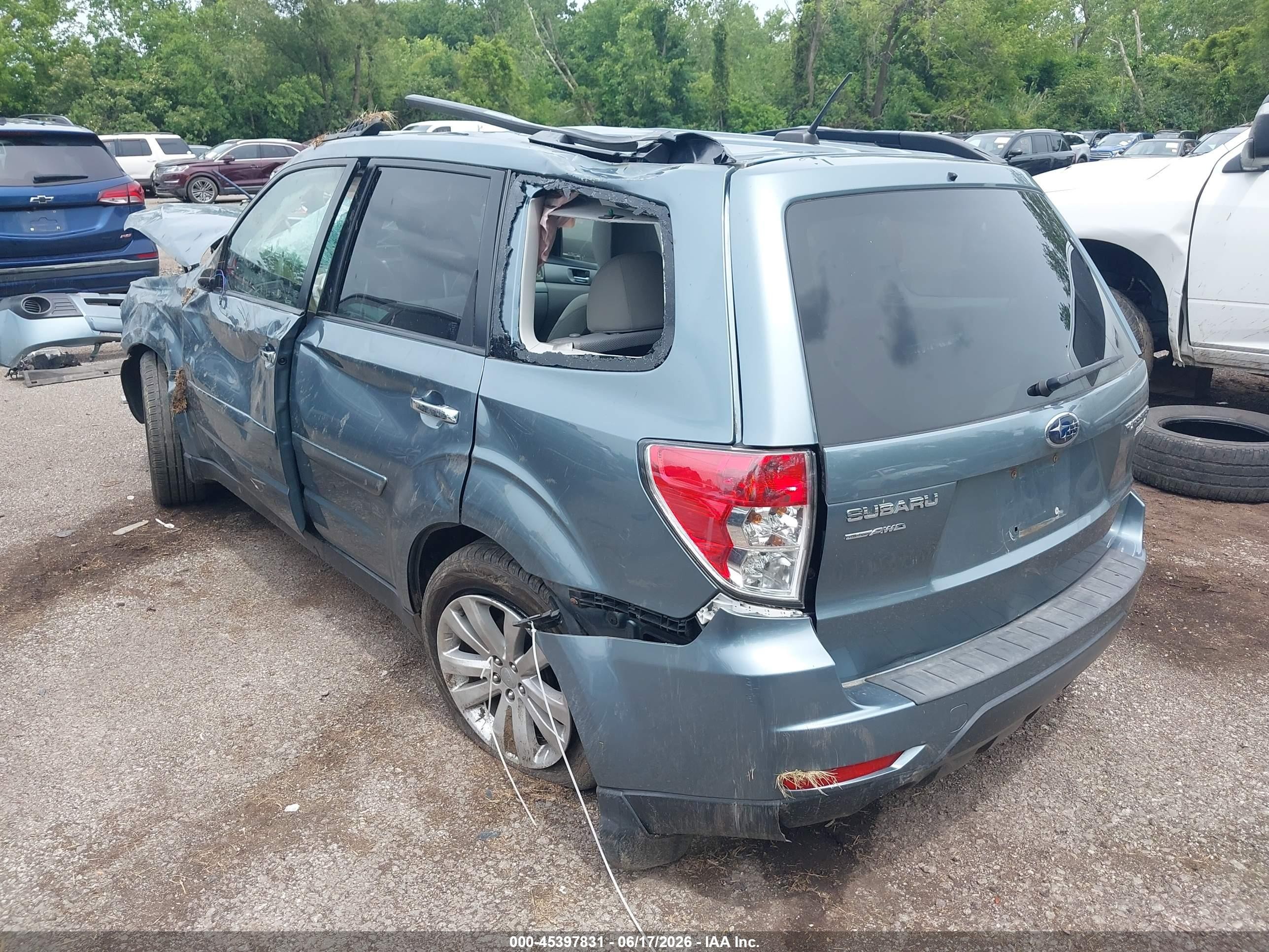 2013 Subaru Forester 2.5x Premium Blue vin: JF2SHADCXDH425794