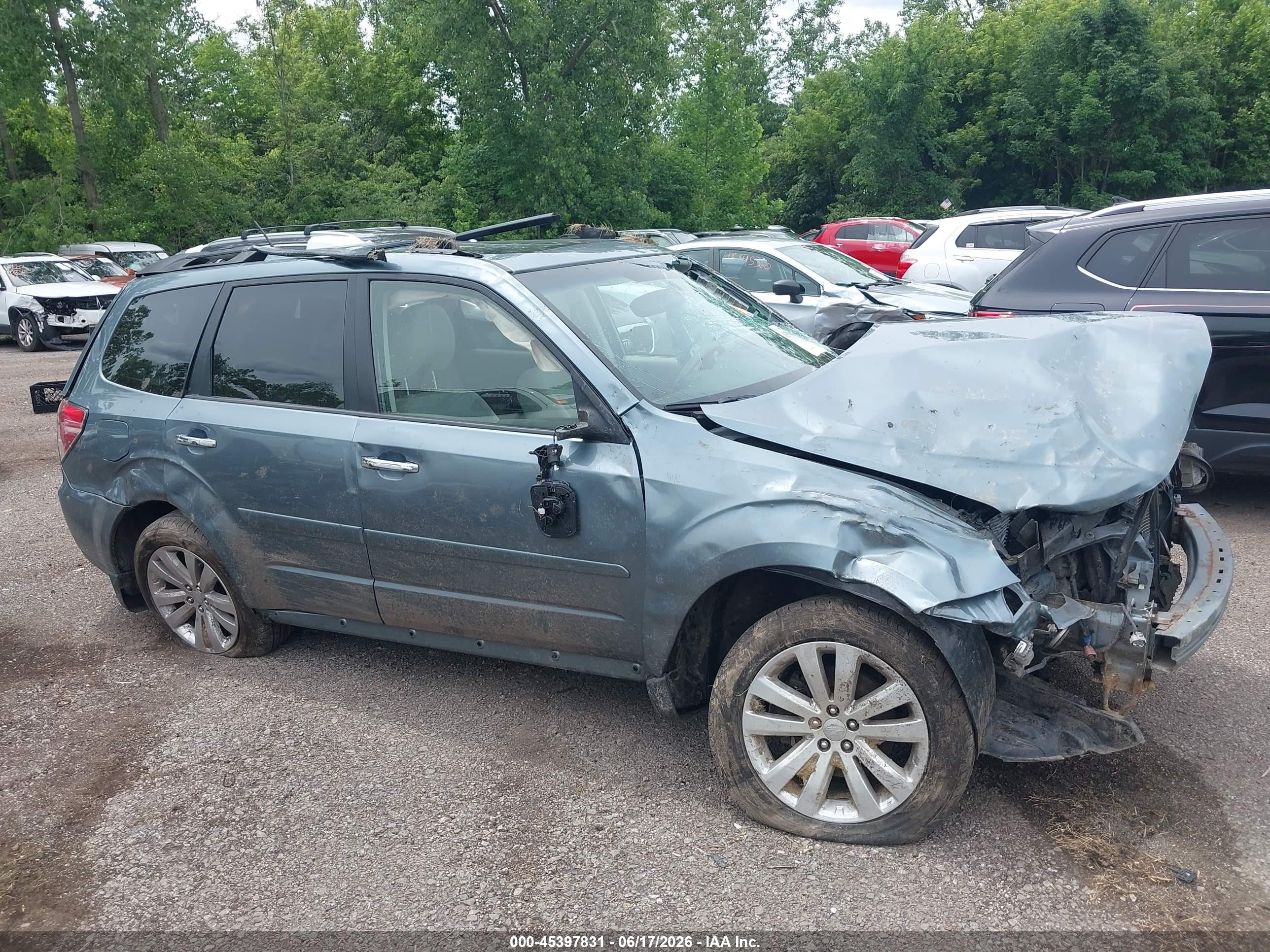 2013 Subaru Forester 2.5x Premium Blue vin: JF2SHADCXDH425794