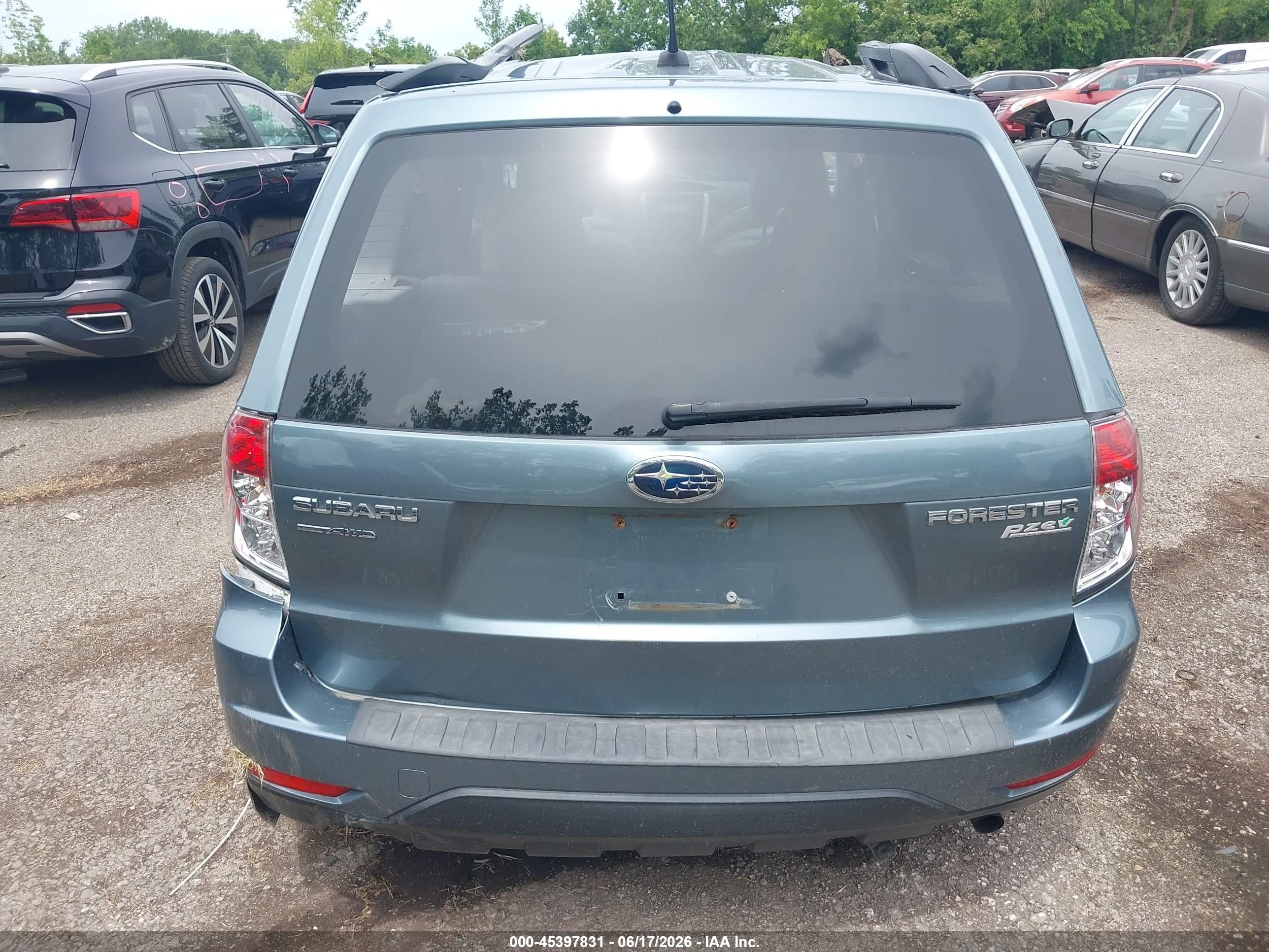 2013 Subaru Forester 2.5x Premium Blue vin: JF2SHADCXDH425794