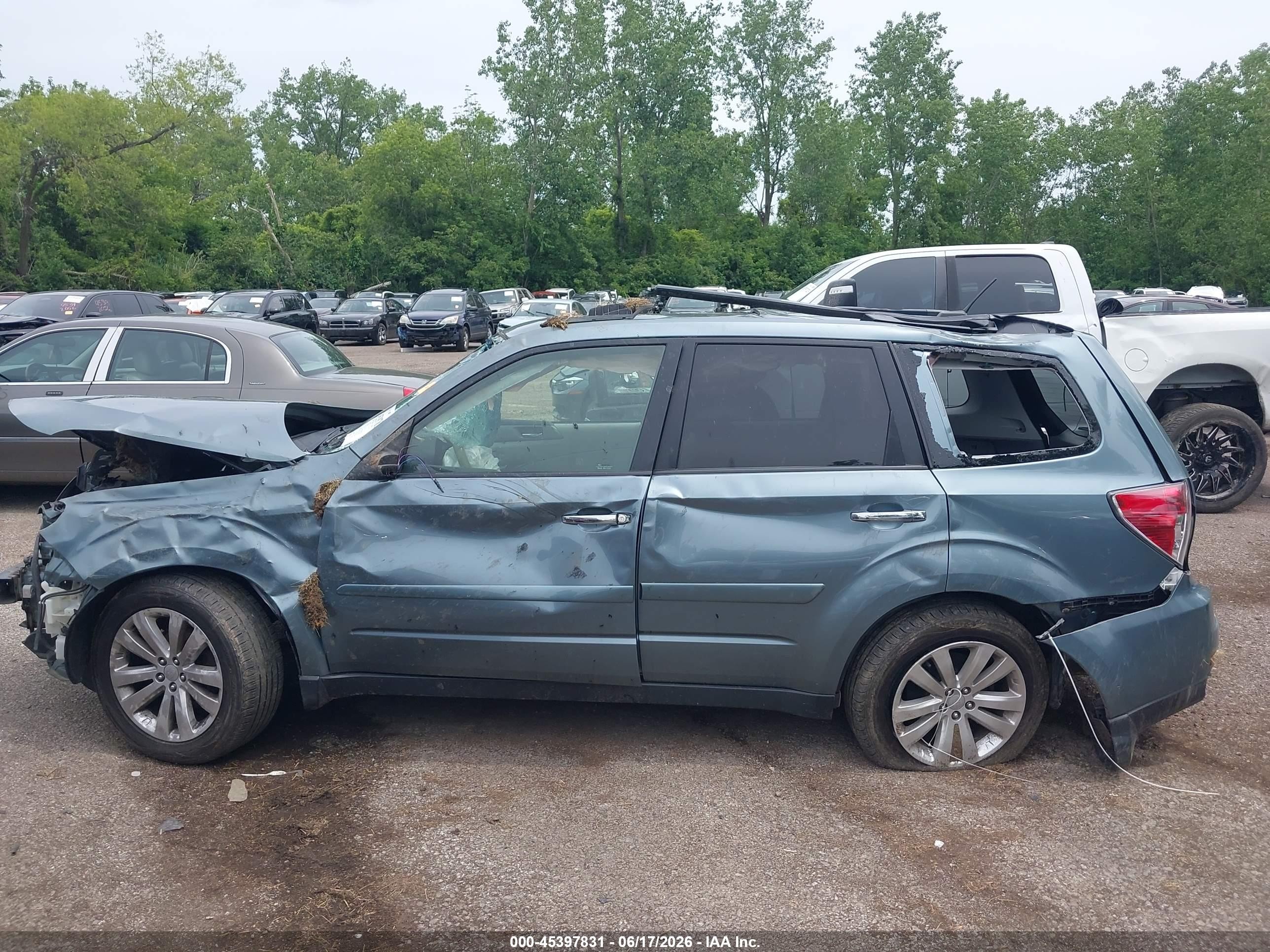 2013 Subaru Forester 2.5x Premium Blue vin: JF2SHADCXDH425794