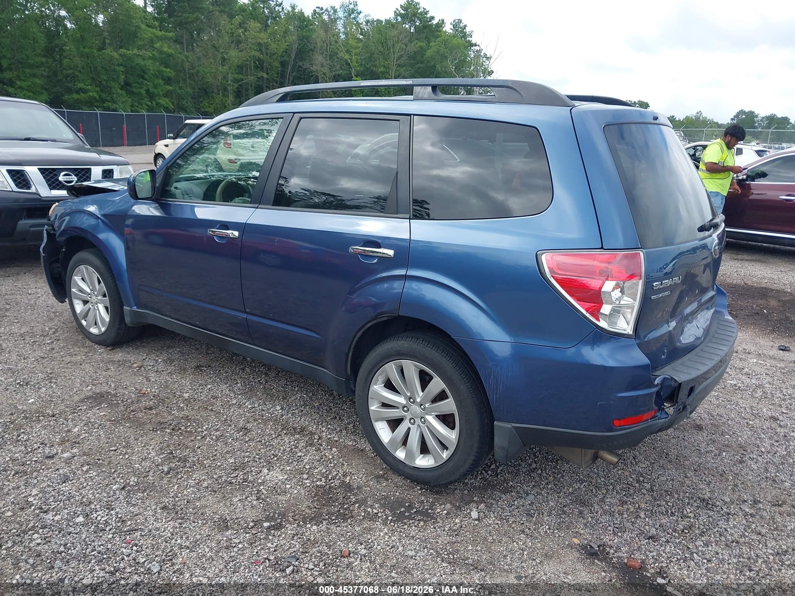 2013 Subaru Forester 2.5x Premium Blue vin: JF2SHADCXDH435600