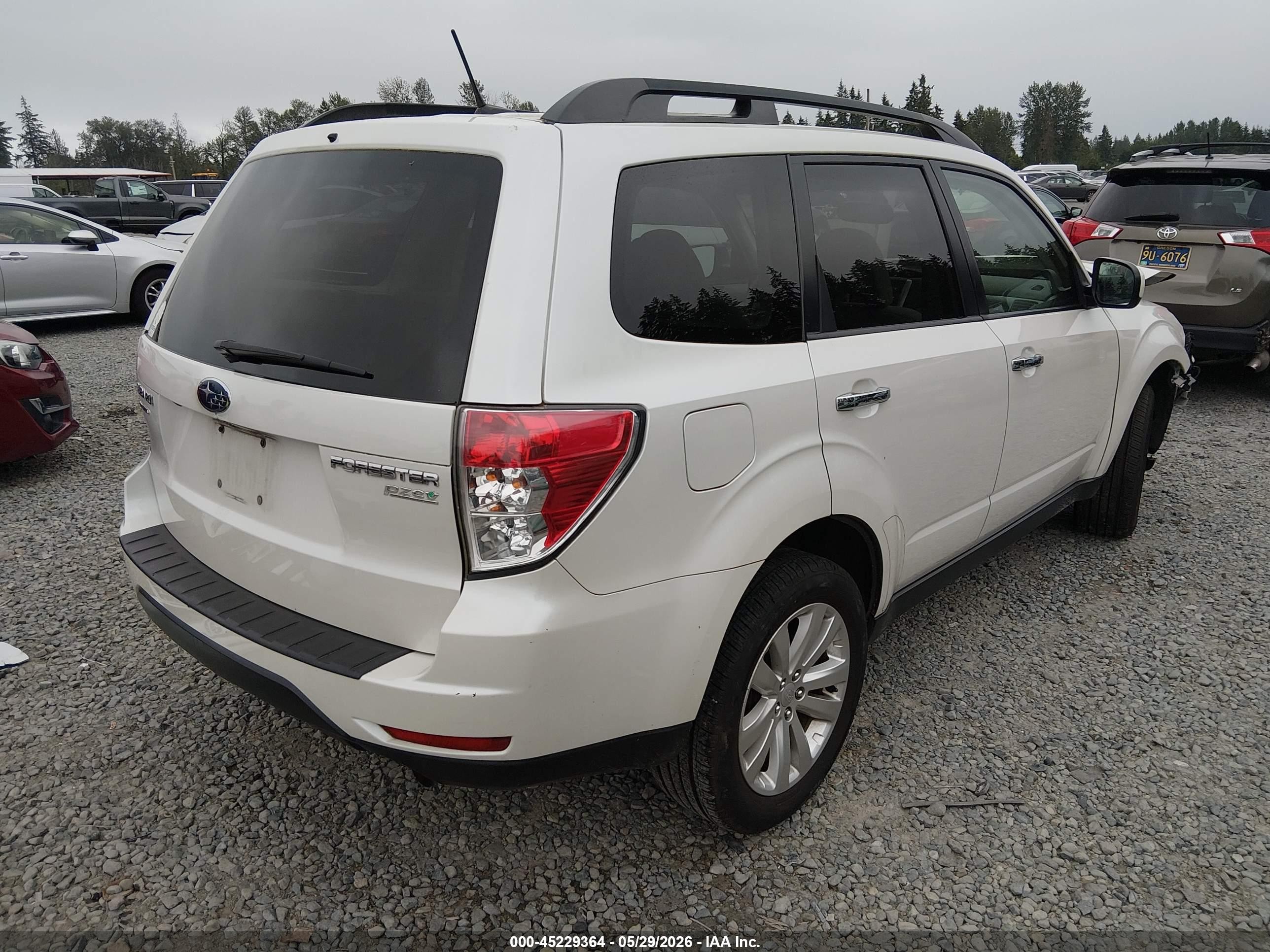 2013 Subaru Forester 2.5x Premium Белый vin: JF2SHADCXDH435774