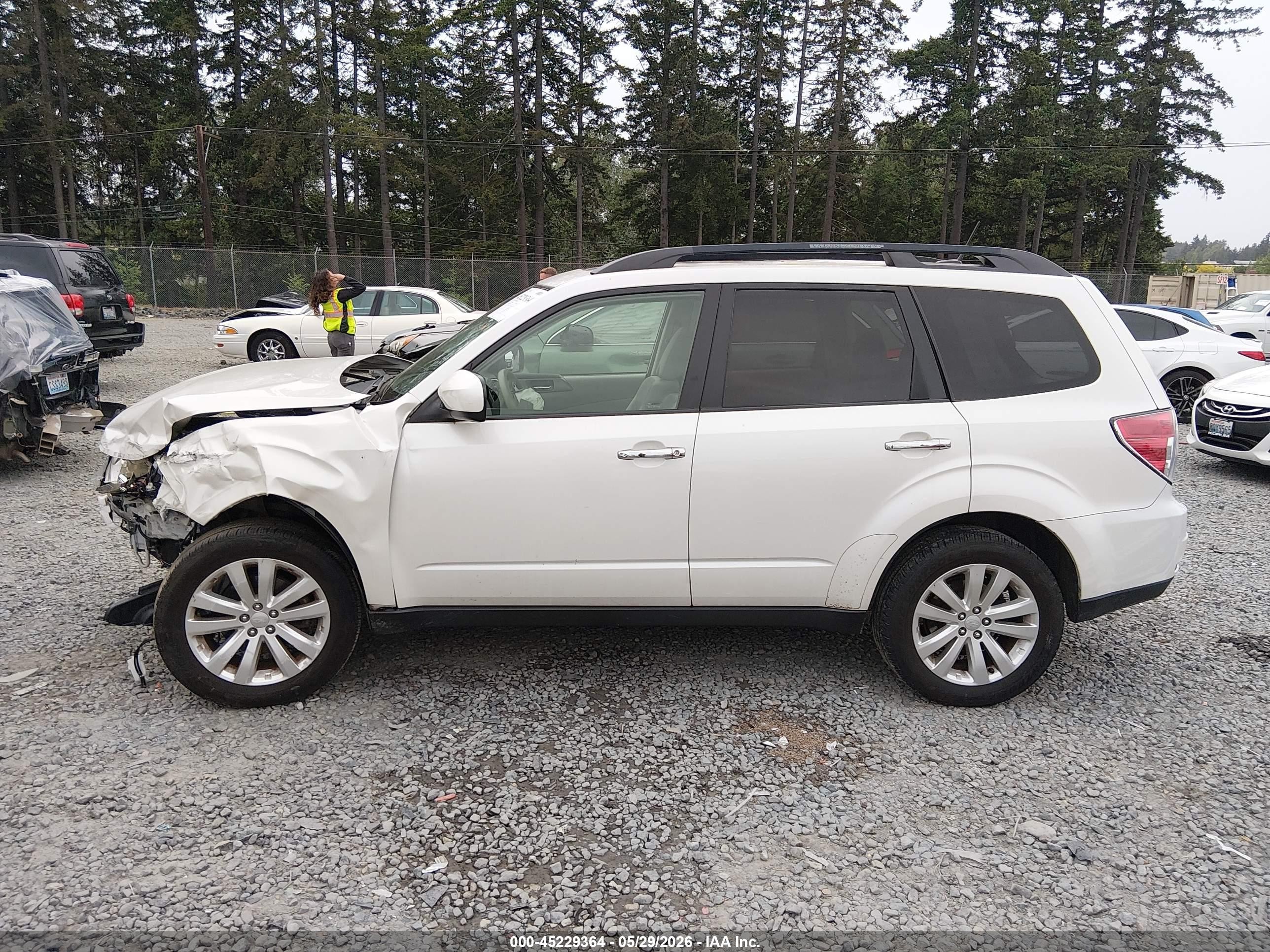 2013 Subaru Forester 2.5x Premium Белый vin: JF2SHADCXDH435774