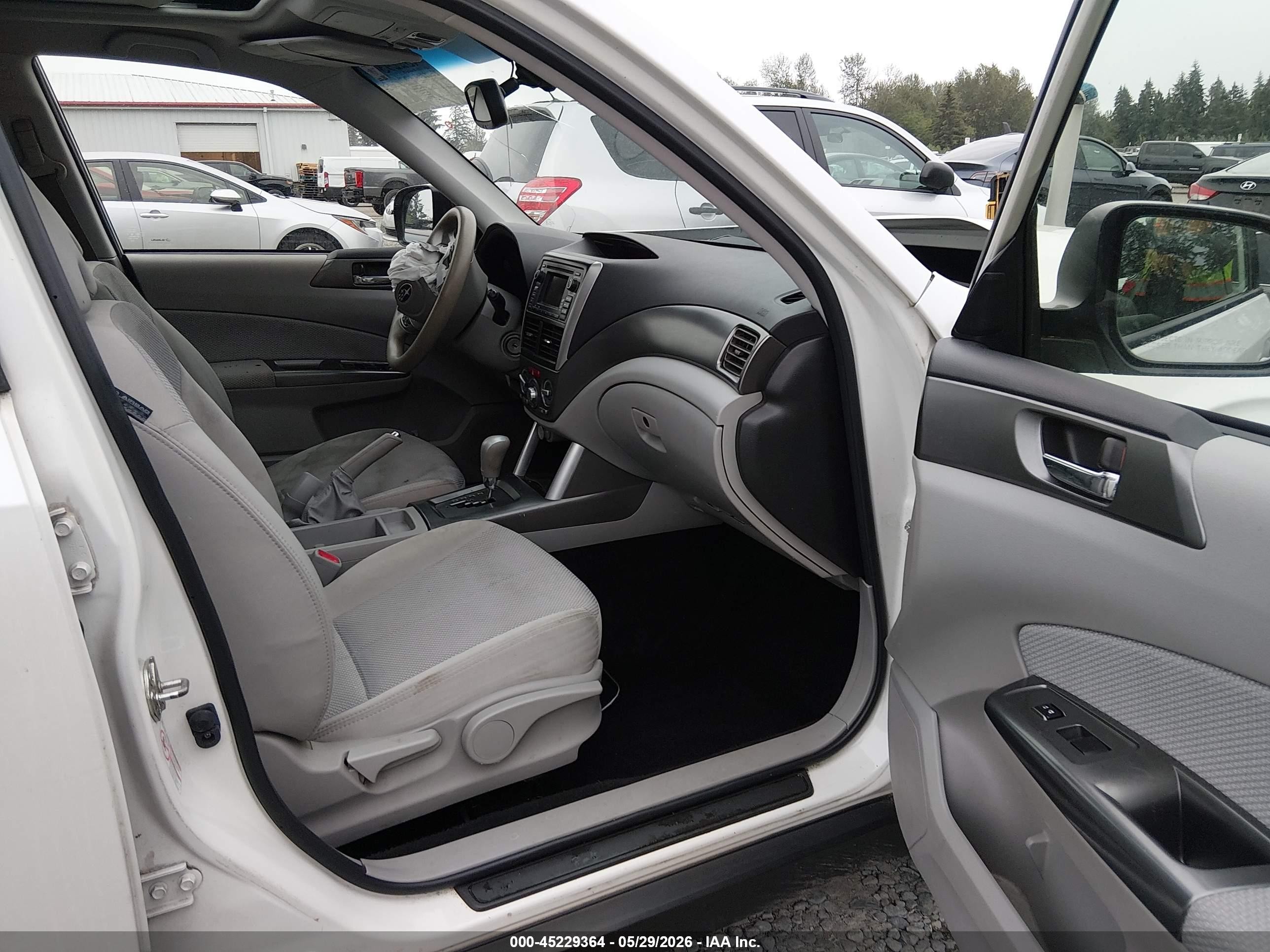 2013 Subaru Forester 2.5x Premium Белый vin: JF2SHADCXDH435774