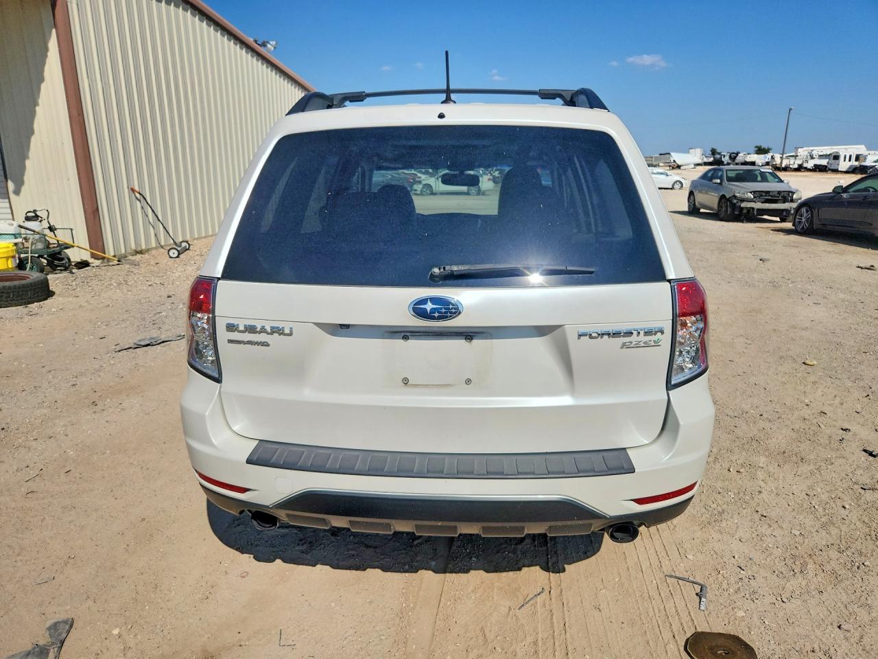 2013 Subaru Forester Limited White vin: JF2SHAEC2DH425691