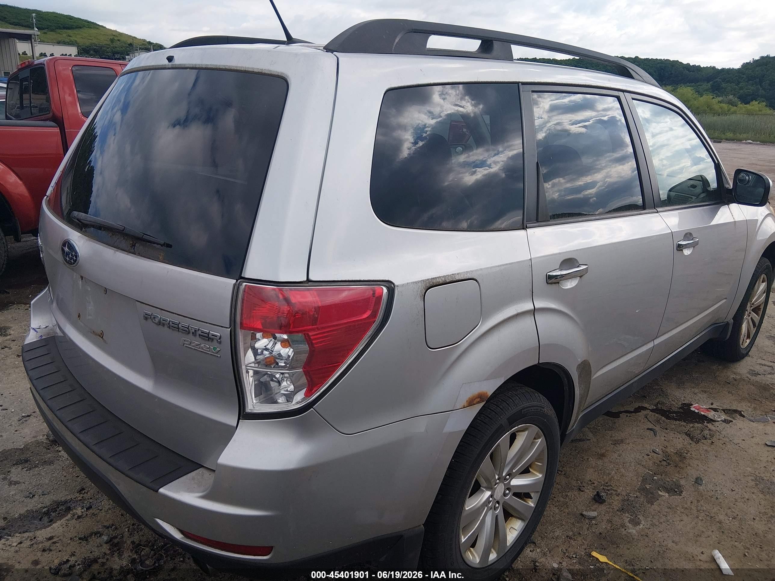 2011 Subaru Forester 2.5x Limited Silver vin: JF2SHAEC3BH729481