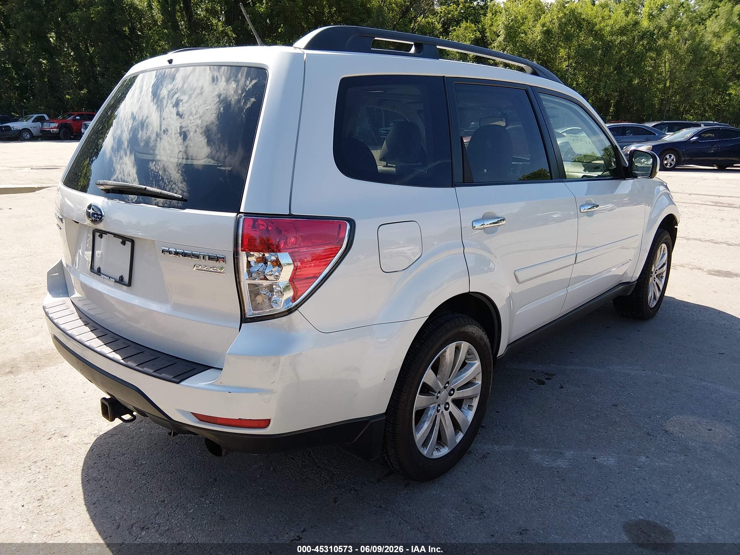 2013 Subaru Forester 2.5x Limited White vin: JF2SHAEC8DH425484
