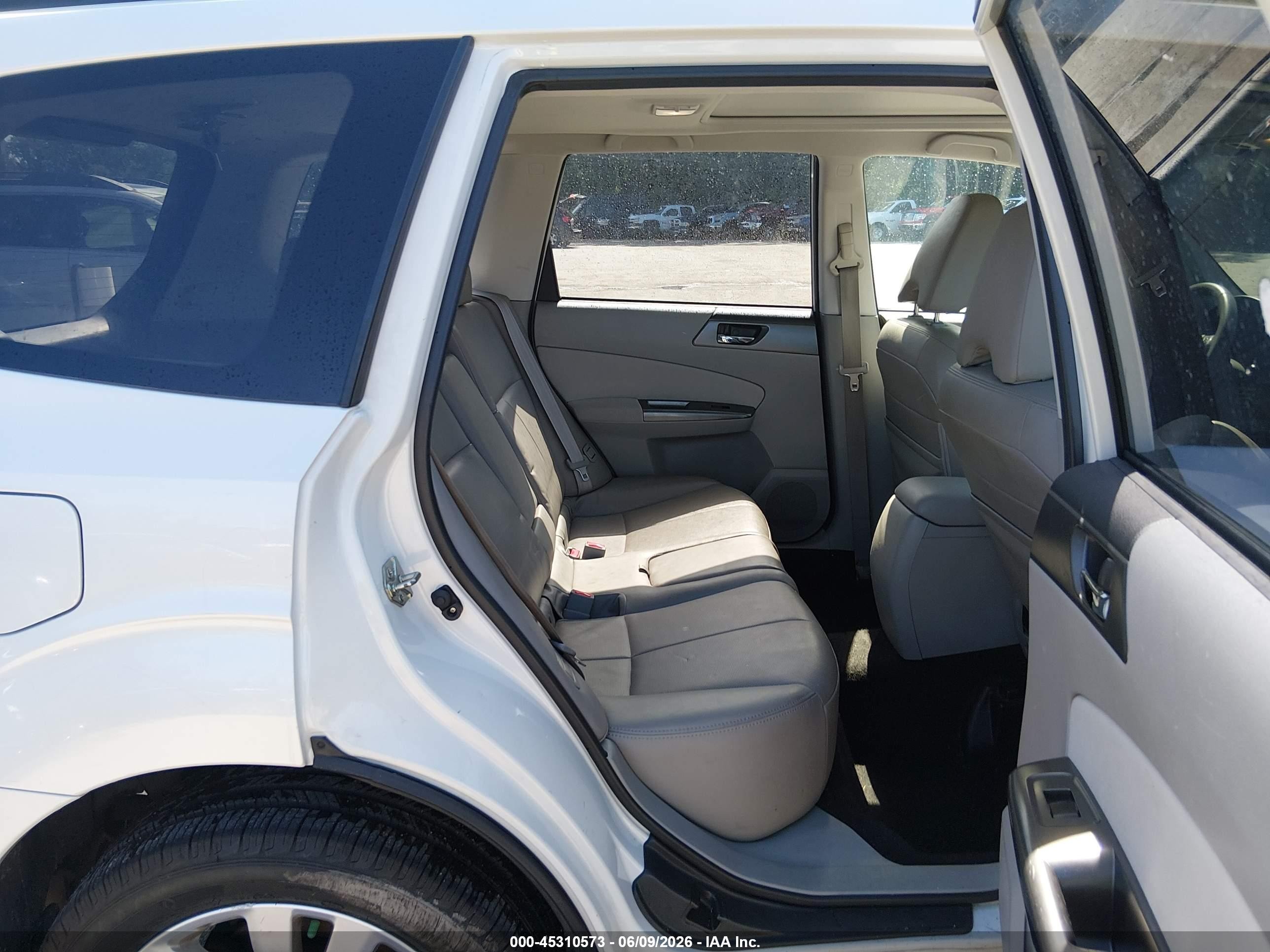 2013 Subaru Forester 2.5x Limited White vin: JF2SHAEC8DH425484