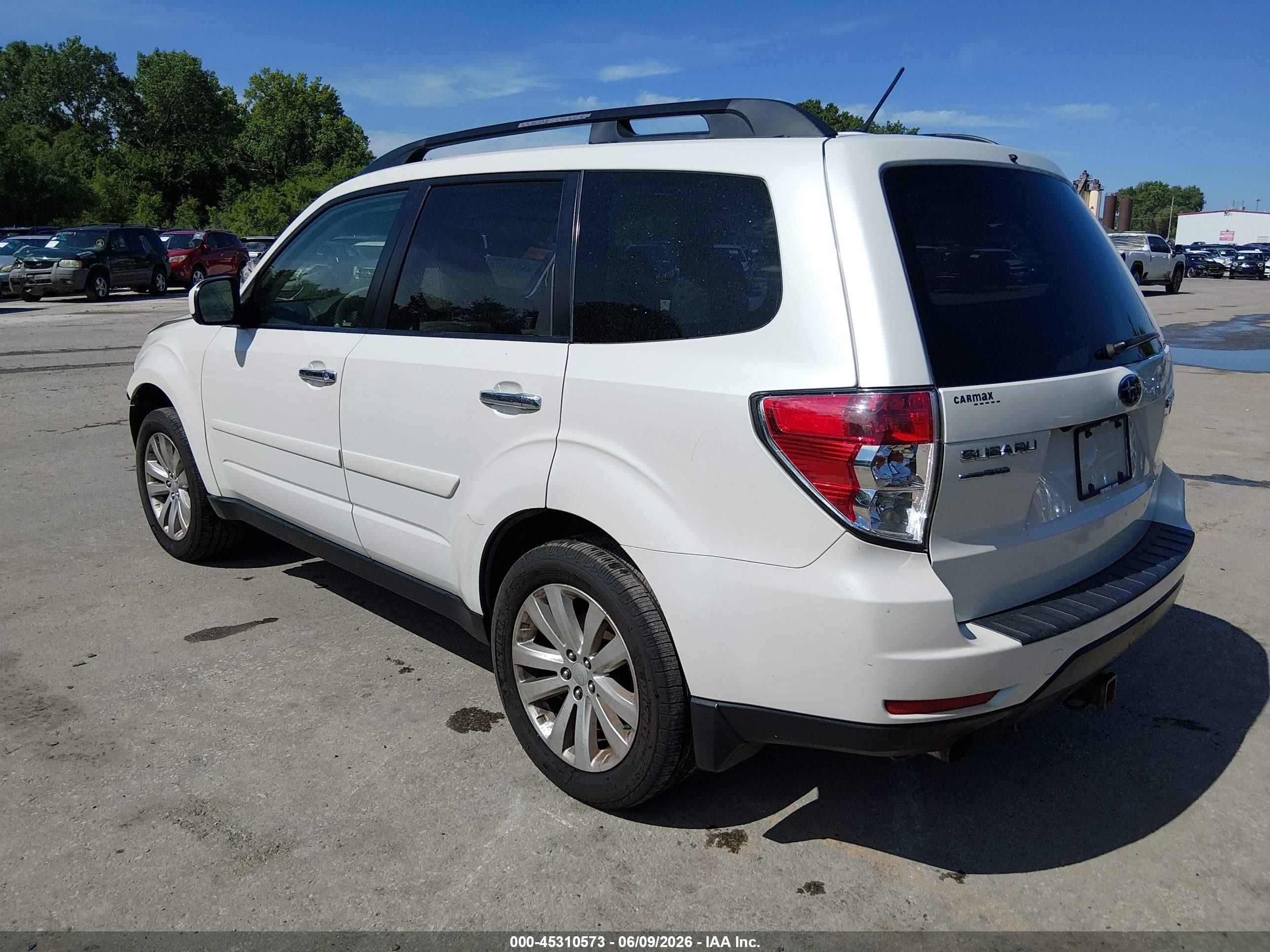 2013 Subaru Forester 2.5x Limited White vin: JF2SHAEC8DH425484