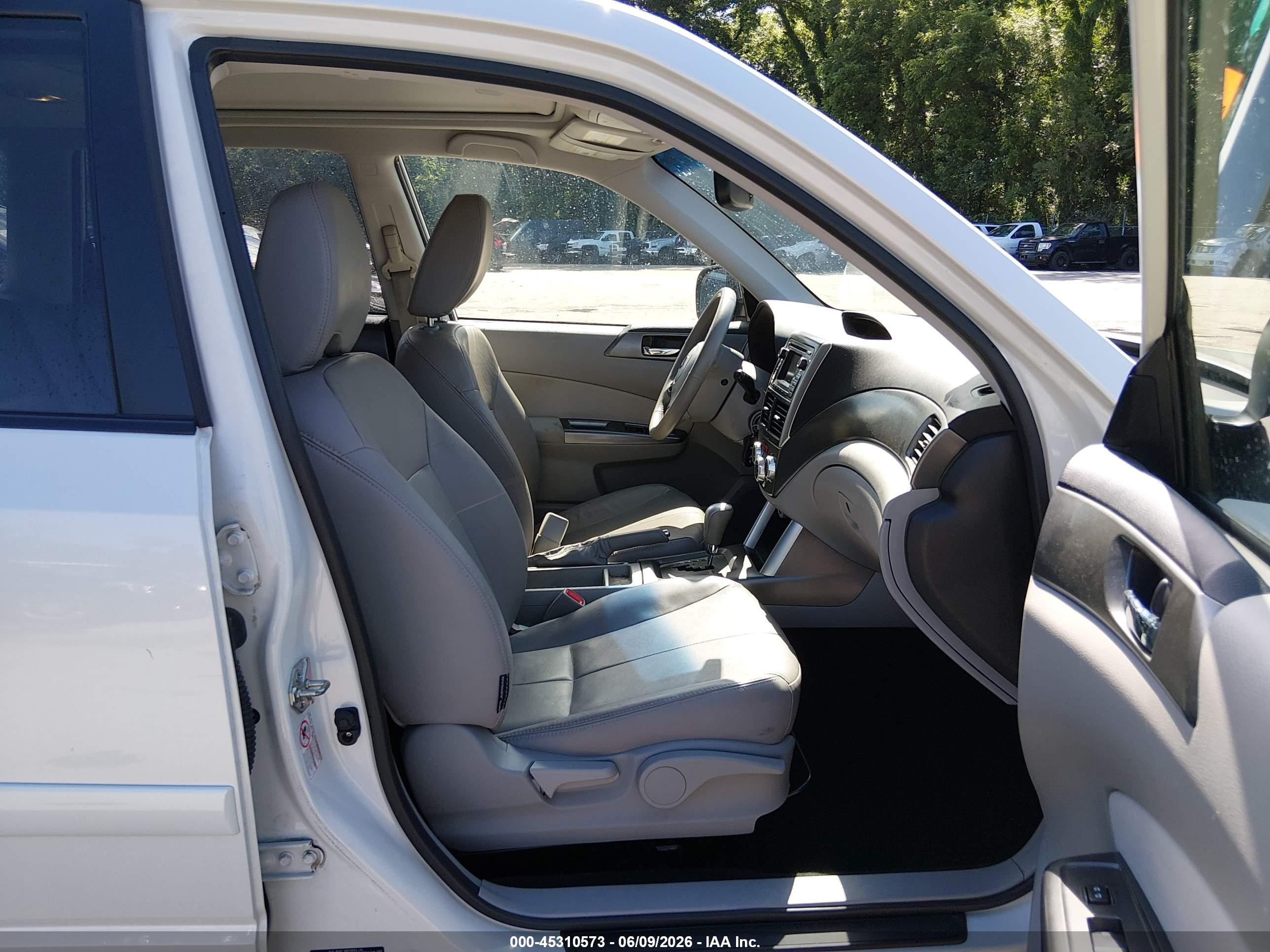 2013 Subaru Forester 2.5x Limited White vin: JF2SHAEC8DH425484