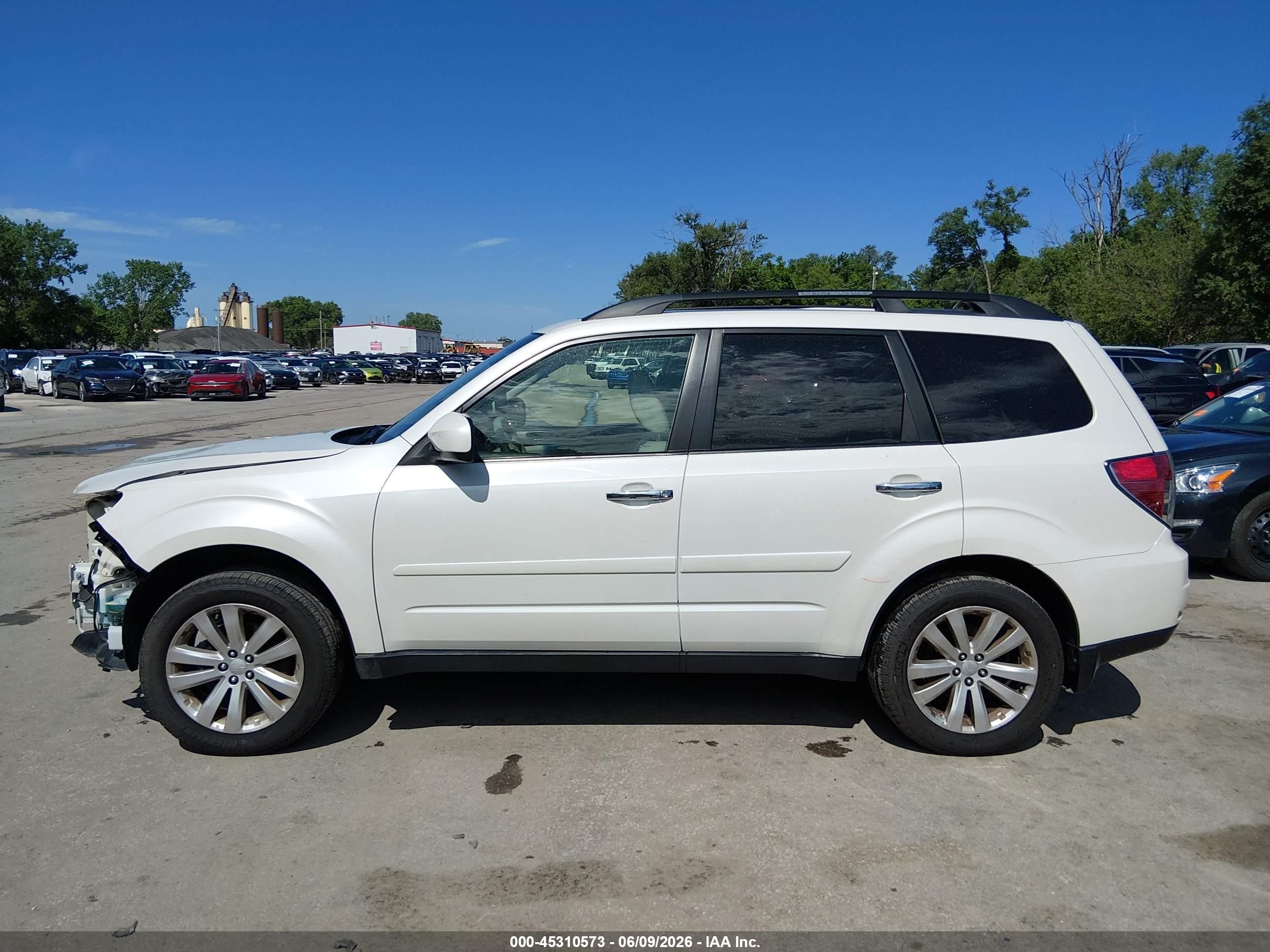 2013 Subaru Forester 2.5x Limited White vin: JF2SHAEC8DH425484