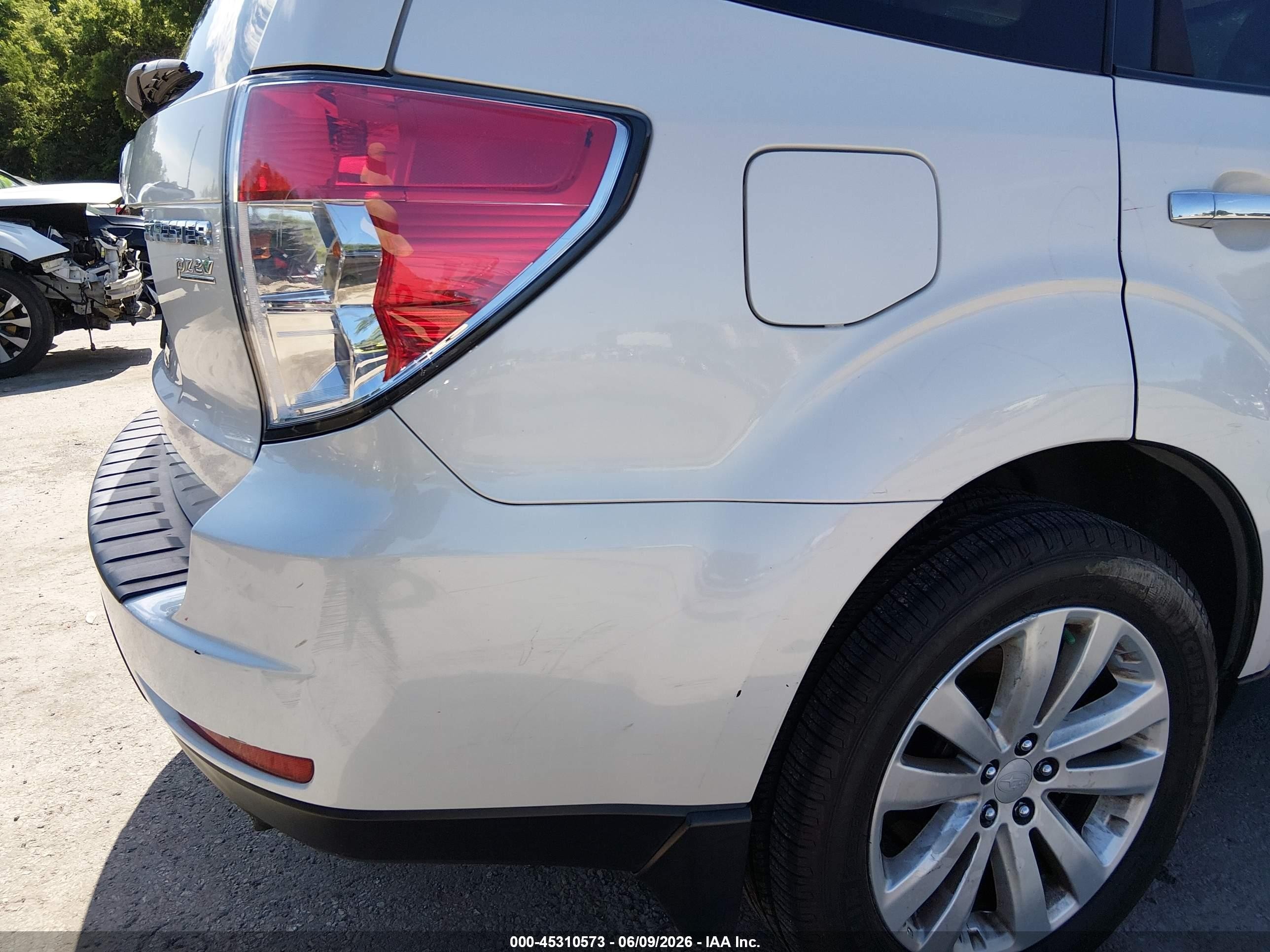 2013 Subaru Forester 2.5x Limited White vin: JF2SHAEC8DH425484