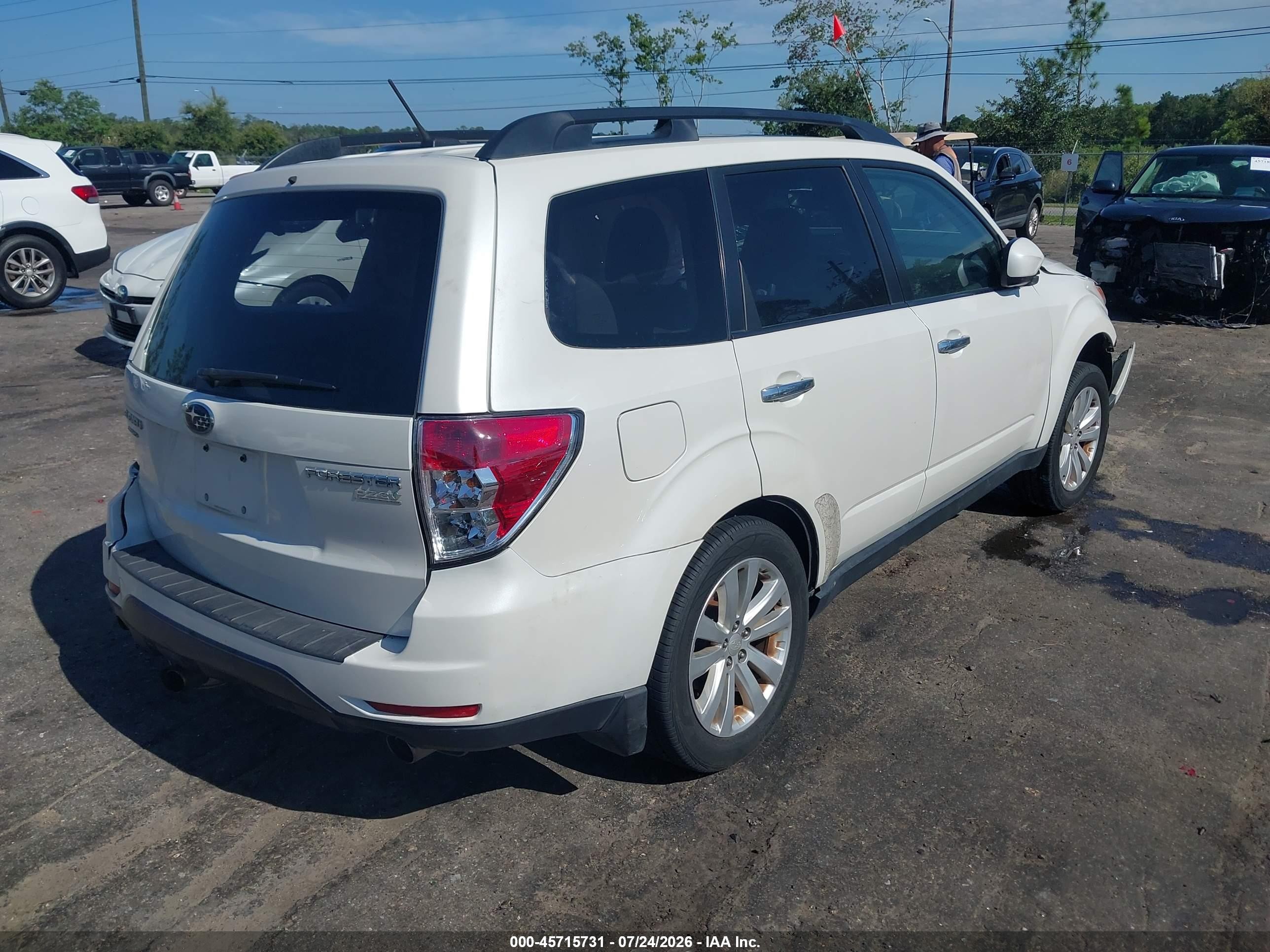 2013 Subaru Forester 2.5x Limited White vin: JF2SHAEC8DH438218