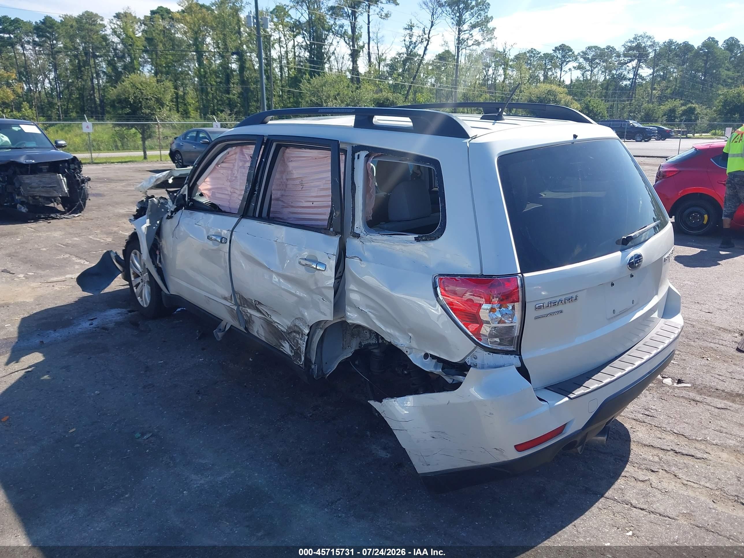2013 Subaru Forester 2.5x Limited White vin: JF2SHAEC8DH438218