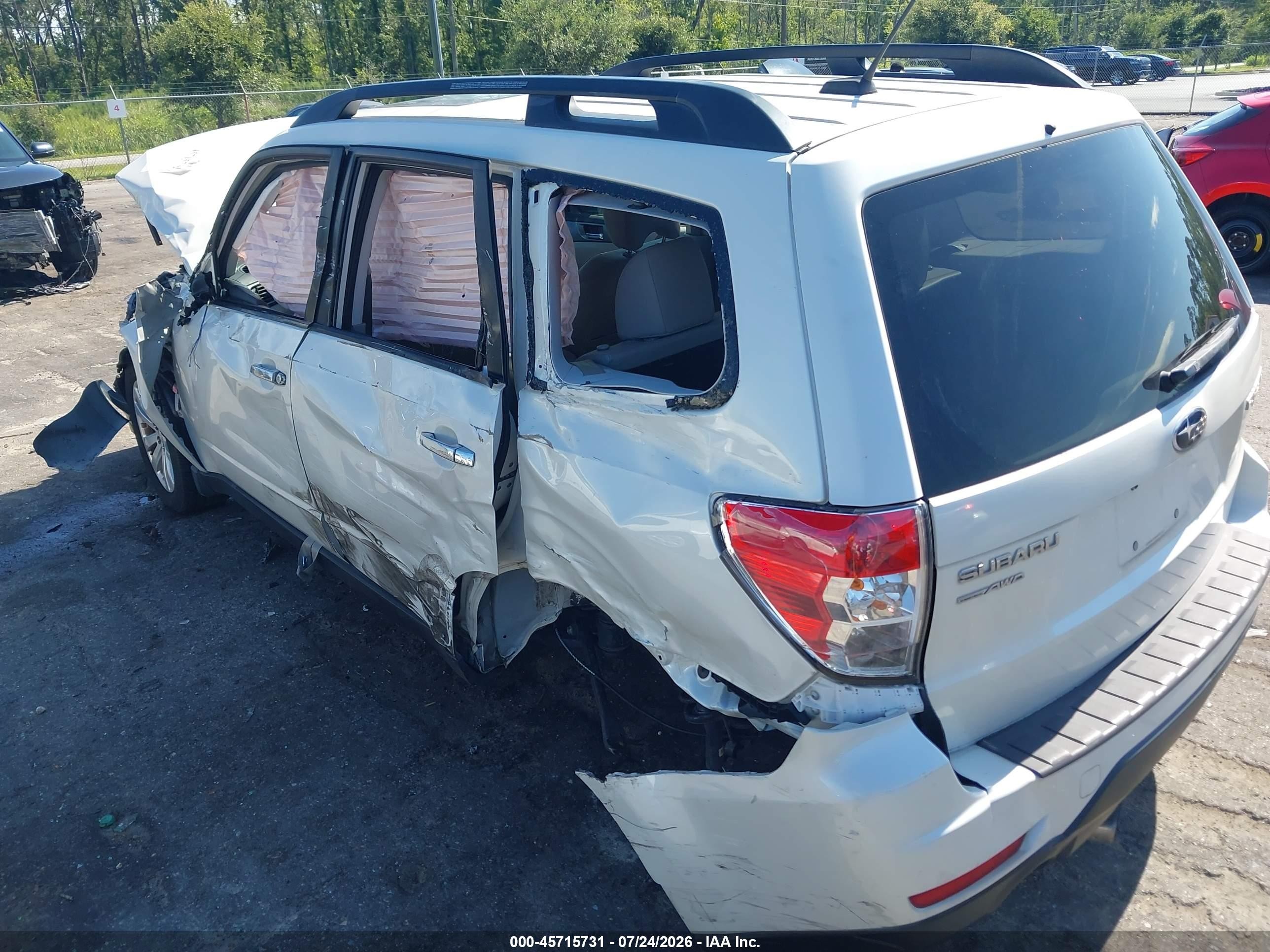 2013 Subaru Forester 2.5x Limited White vin: JF2SHAEC8DH438218