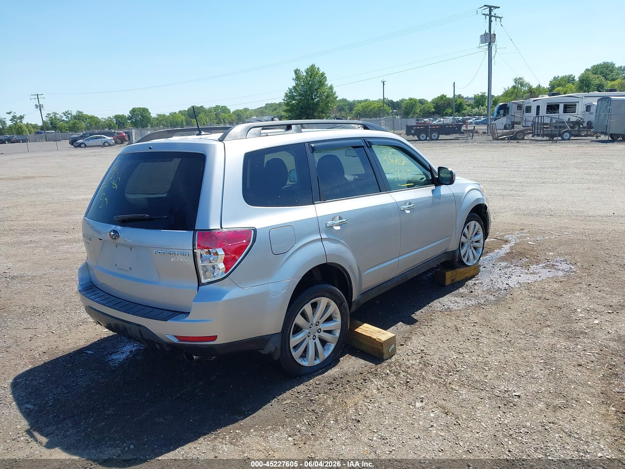 2012 Subaru Forester 2.5x Limited Silver vin: JF2SHAFC1CH465127