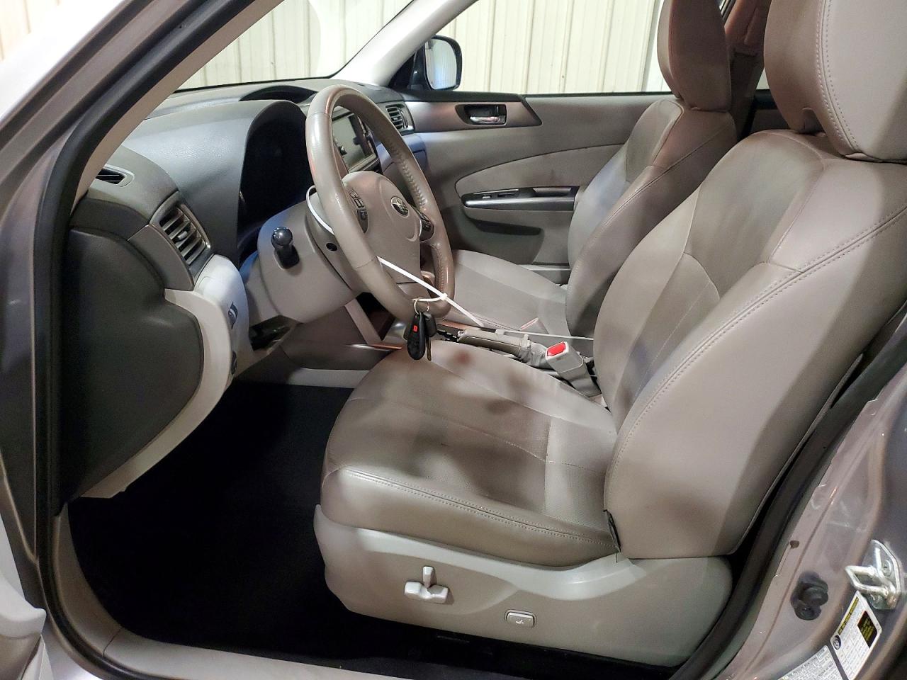 2011 Subaru Forester Limited Серебряный vin: JF2SHAFC5BH713653