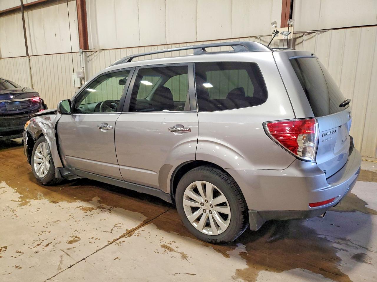 2011 Subaru Forester Limited Серебряный vin: JF2SHAFC5BH713653