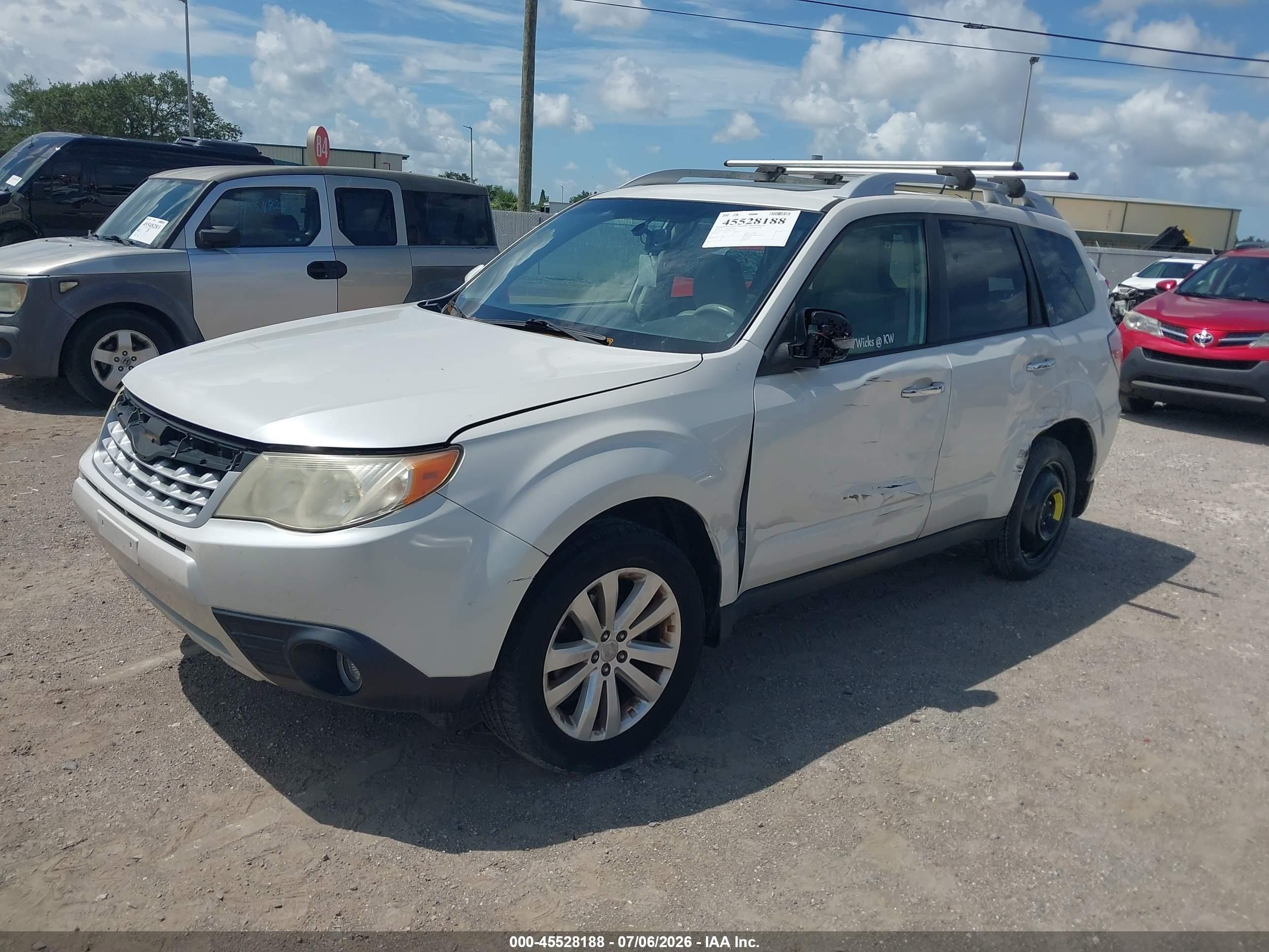 2013 Subaru Forester 2.5x Touring White vin: JF2SHAGC0DH416128