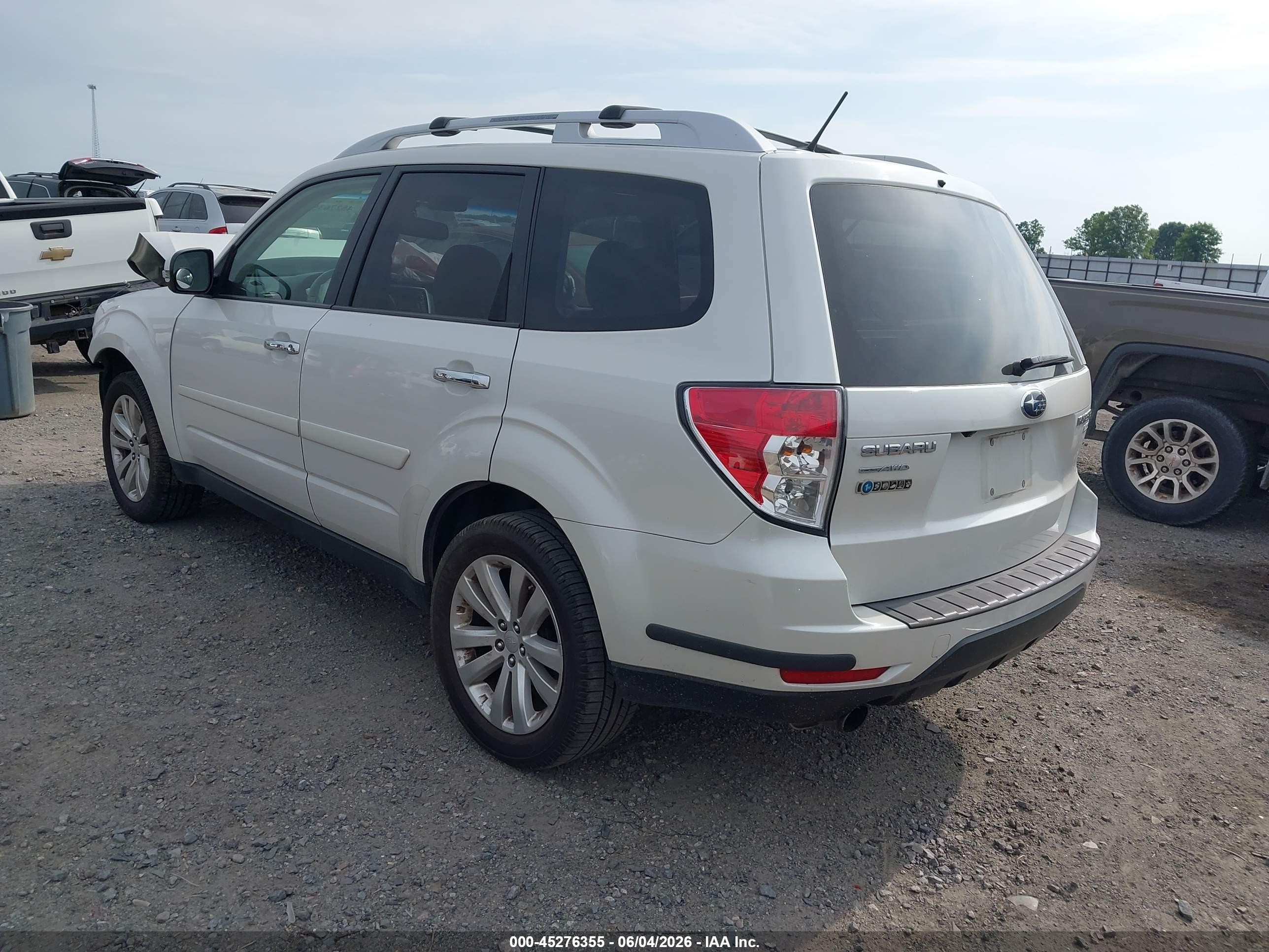 2013 Subaru Forester 2.5x Touring White vin: JF2SHAGC1DH414842