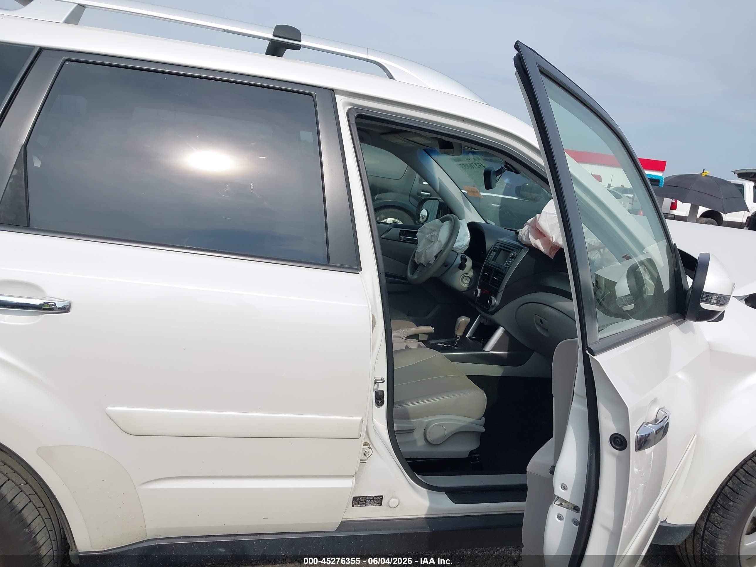 2013 Subaru Forester 2.5x Touring White vin: JF2SHAGC1DH414842