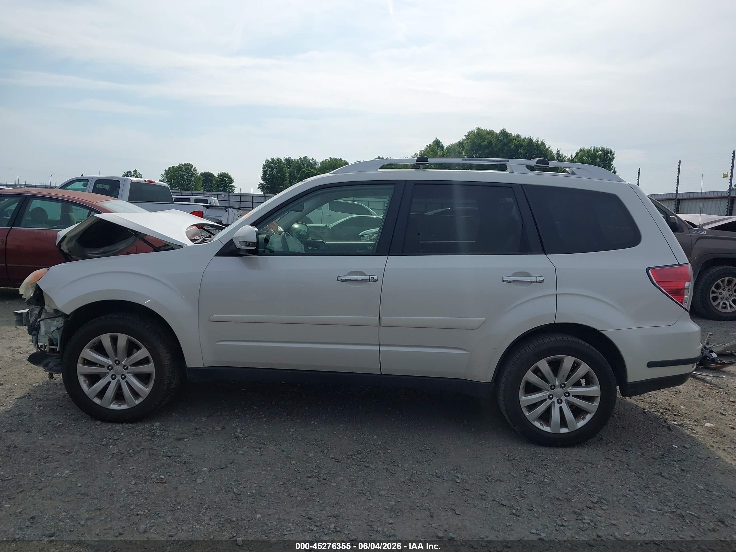 2013 Subaru Forester 2.5x Touring White vin: JF2SHAGC1DH414842