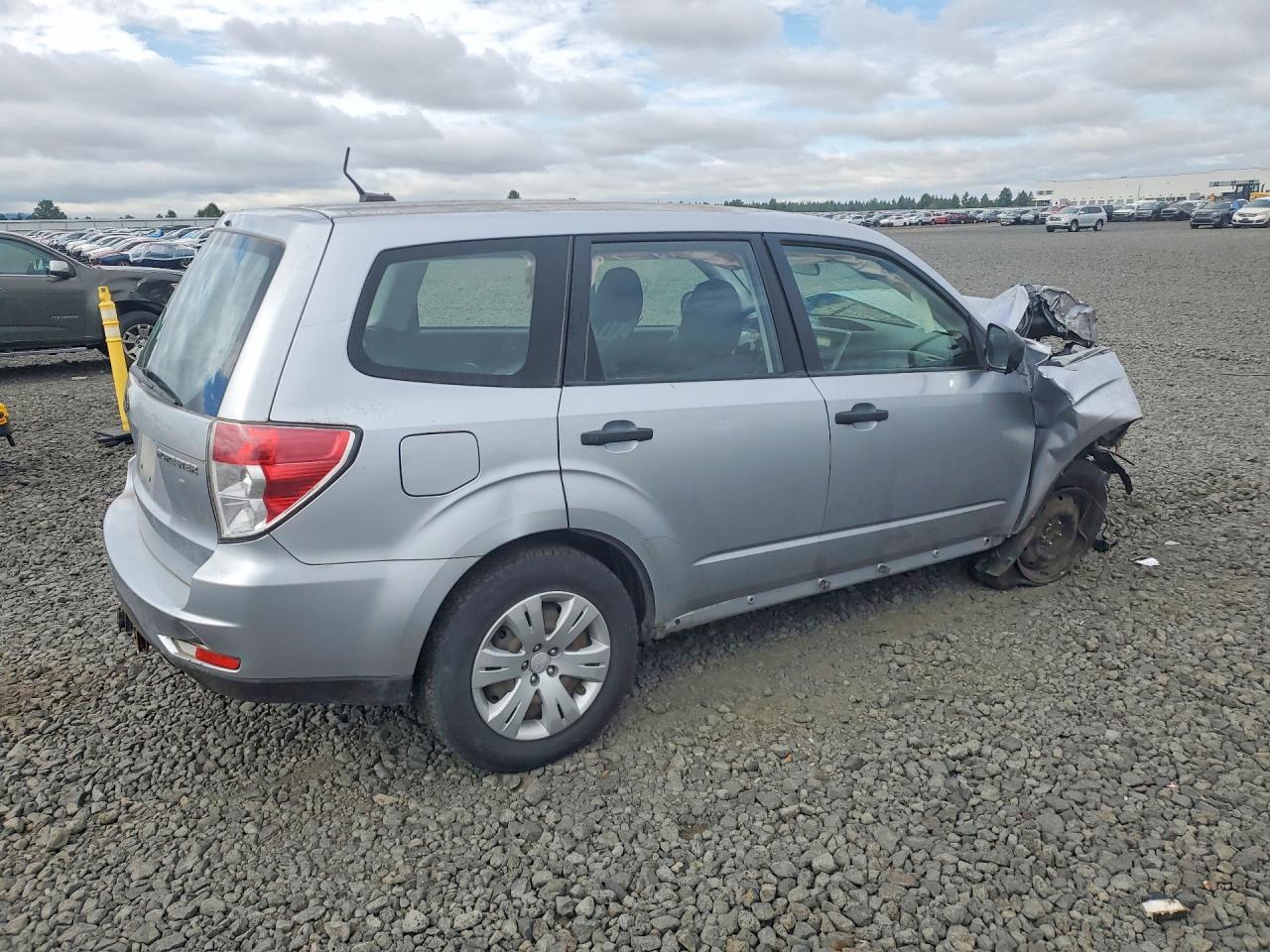2013 Subaru Forester 2.5x Silver vin: JF2SHBAC1DH445801