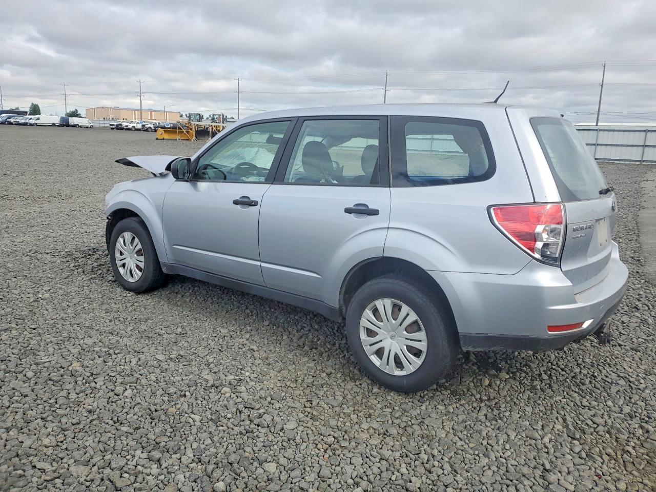 2013 Subaru Forester 2.5x Silver vin: JF2SHBAC1DH445801