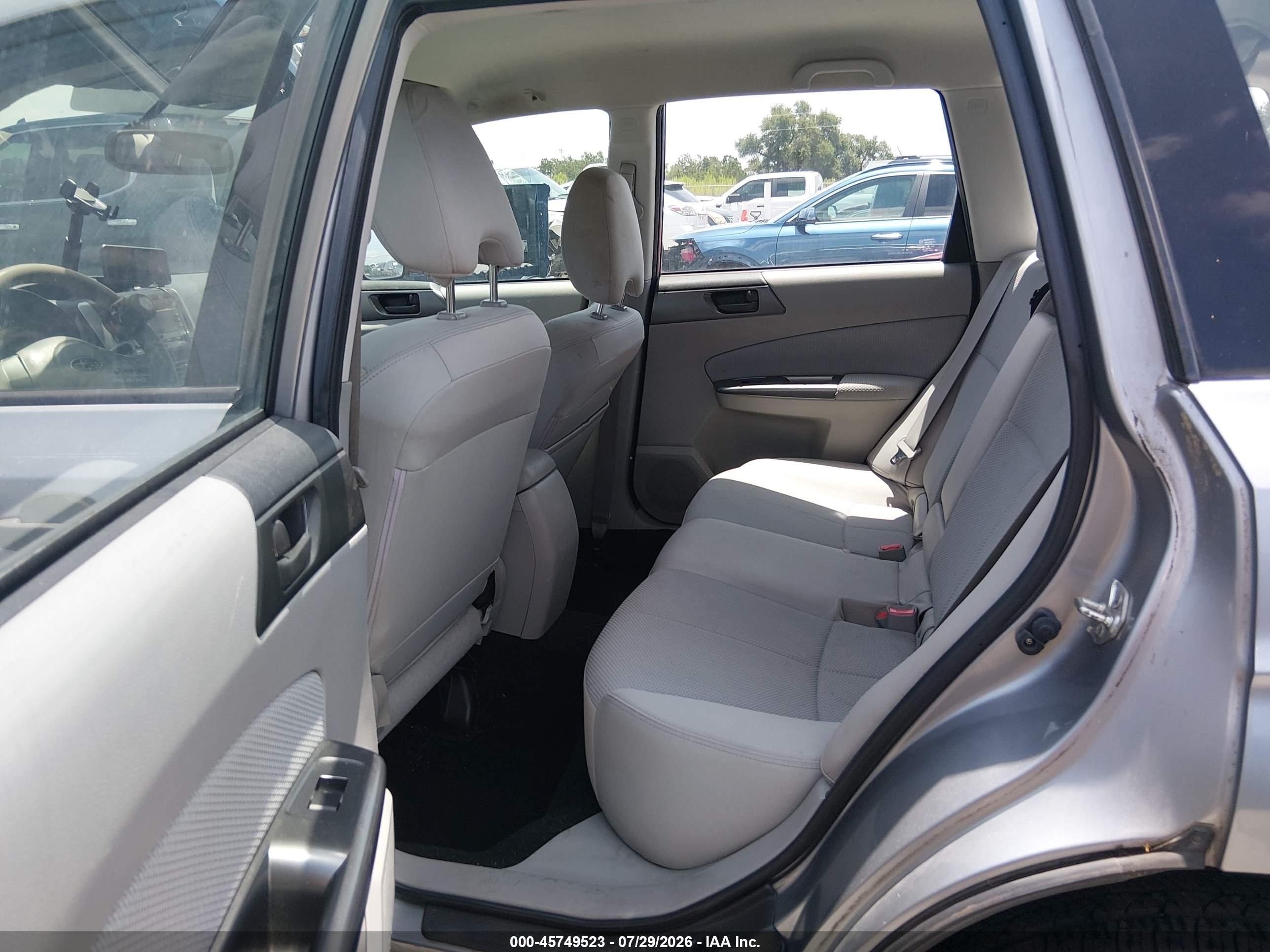 2011 Subaru Forester 2.5x Silver vin: JF2SHBBC8BH702433