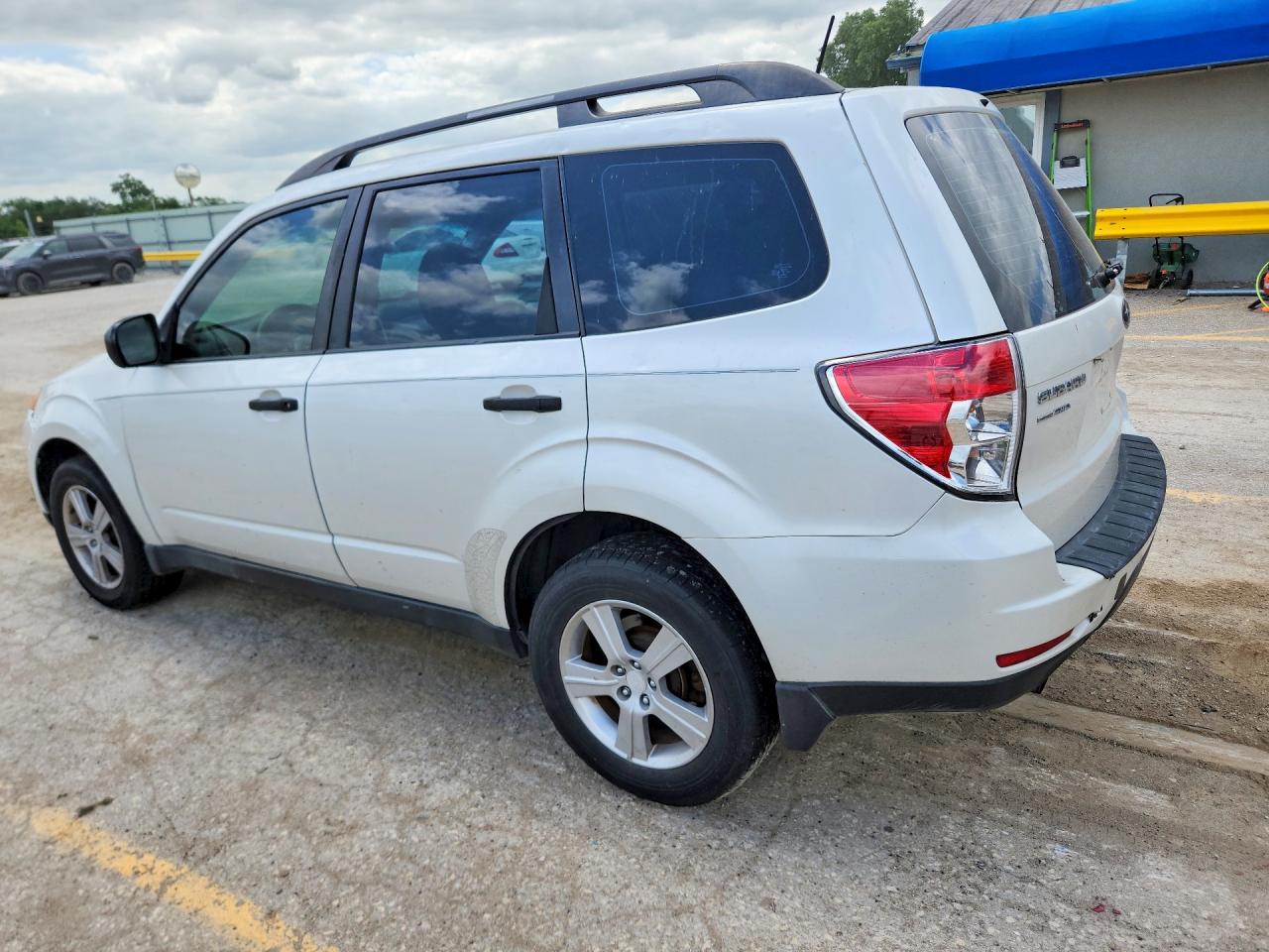 2011 Subaru Forester 2.5x White vin: JF2SHBBCXBH765226