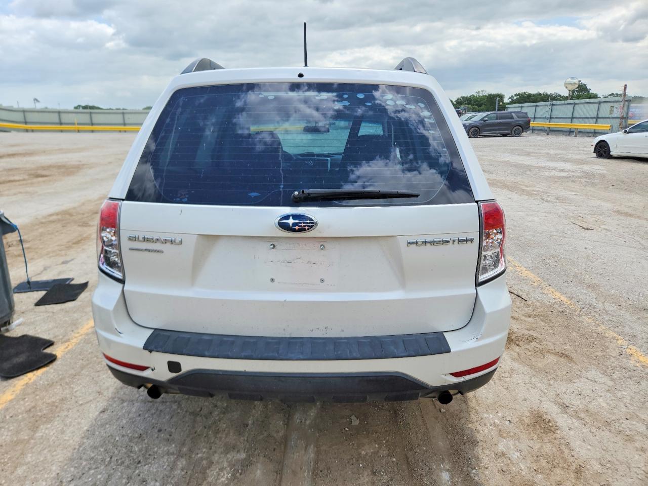 2011 Subaru Forester 2.5x White vin: JF2SHBBCXBH765226