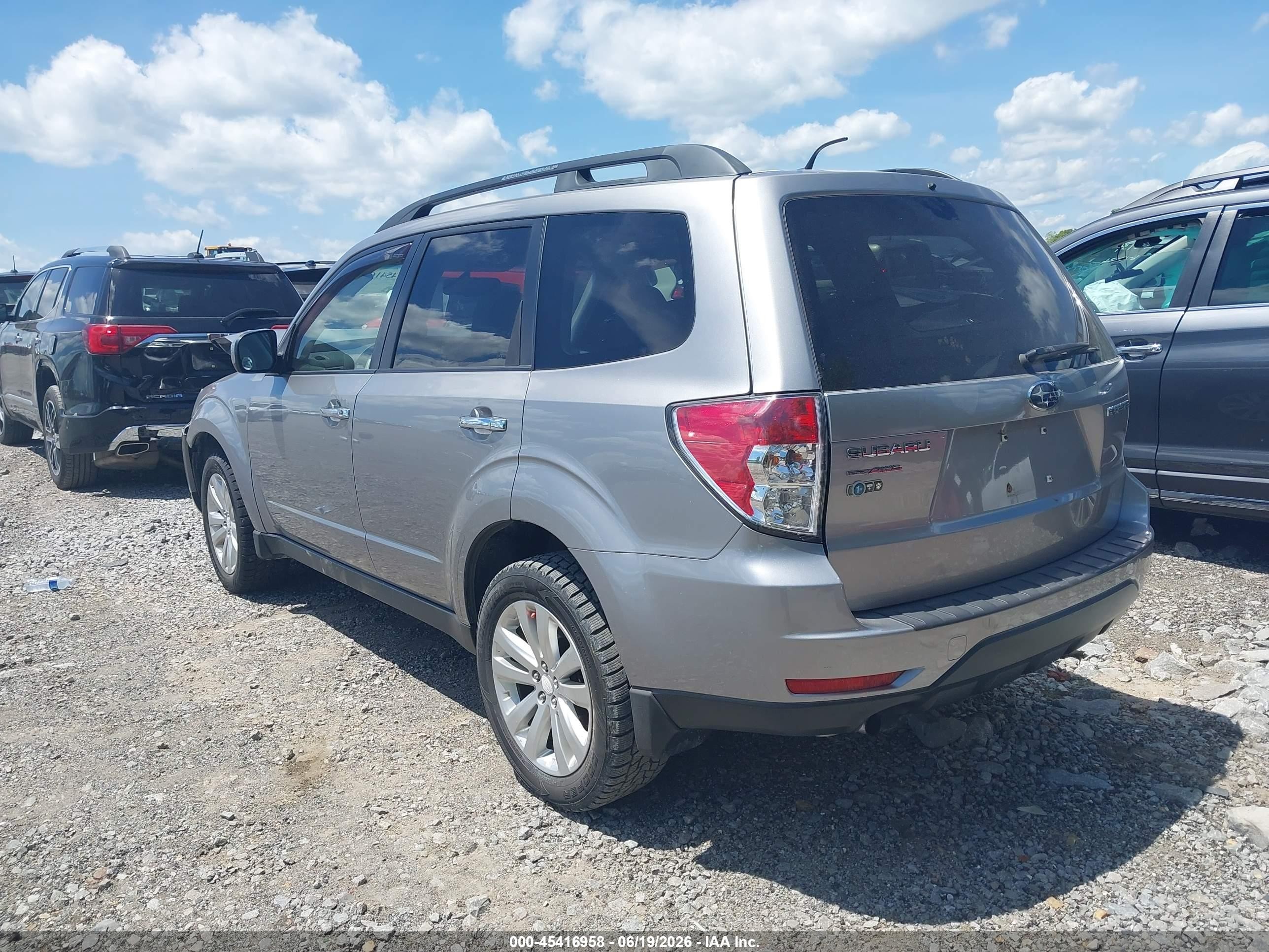 2011 Subaru Forester 2.5x Premium Silver vin: JF2SHBDC2BG768317