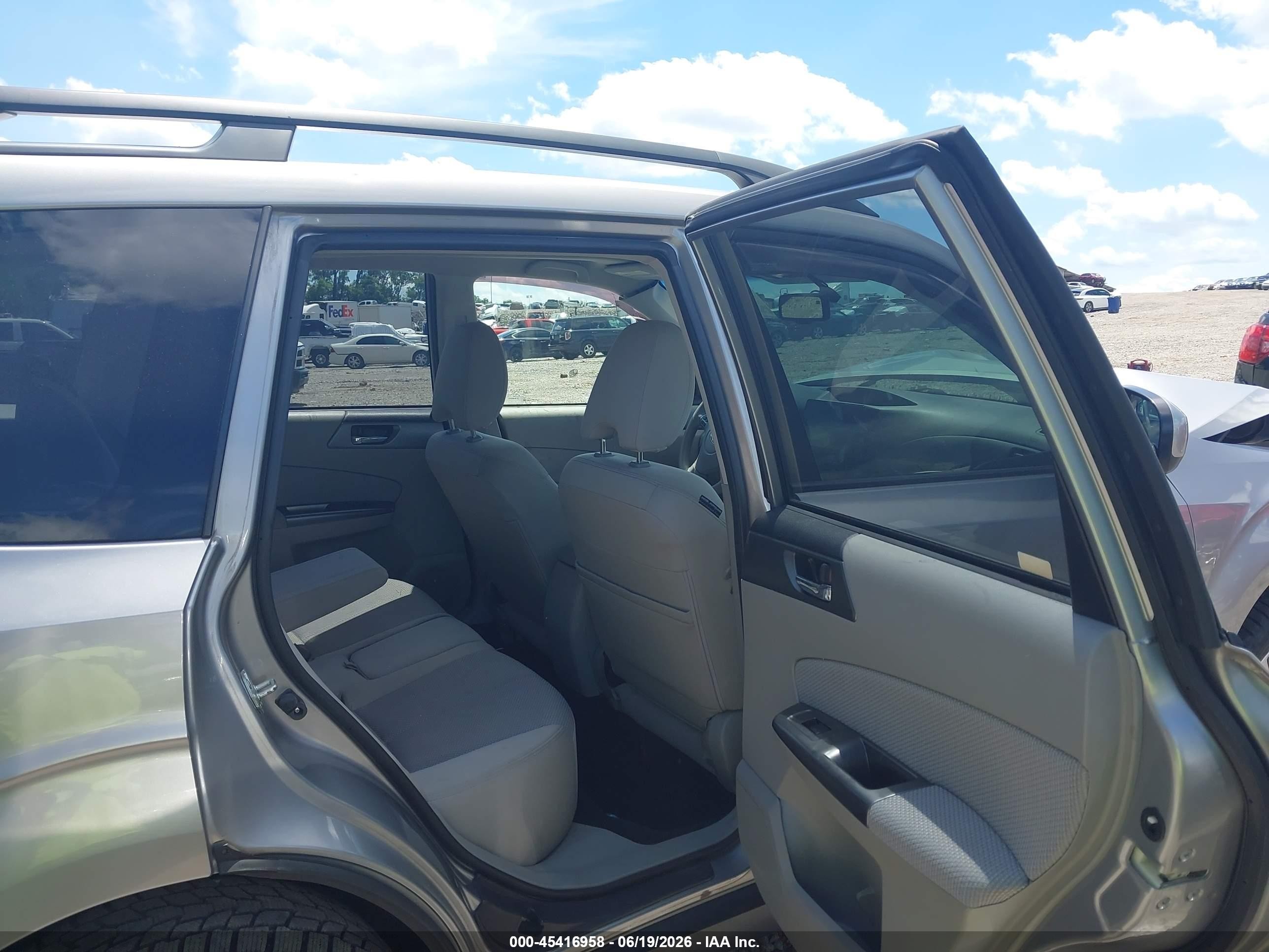 2011 Subaru Forester 2.5x Premium Silver vin: JF2SHBDC2BG768317