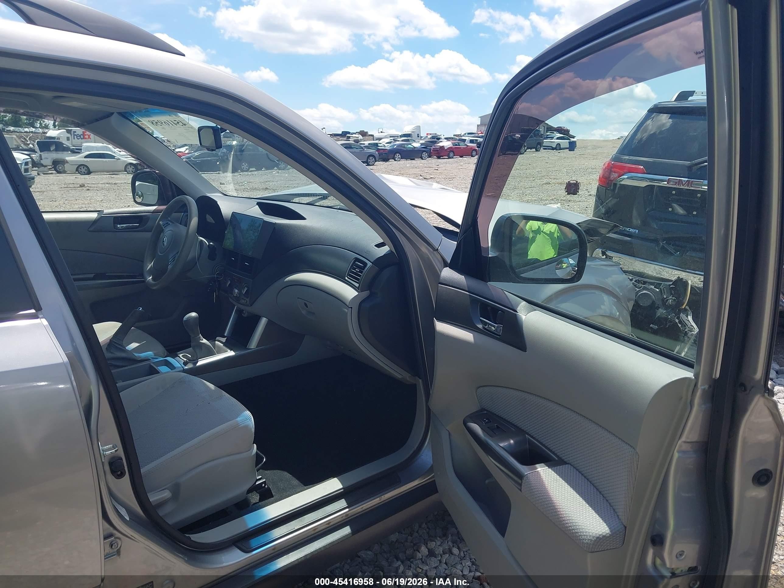 2011 Subaru Forester 2.5x Premium Silver vin: JF2SHBDC2BG768317