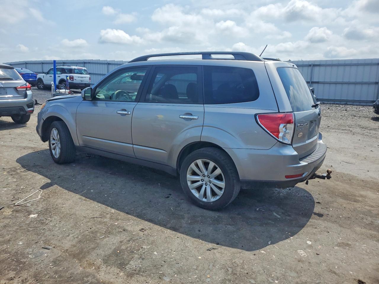 2011 Subaru Forester 2.5x Premium Silver vin: JF2SHBDC2BH772300