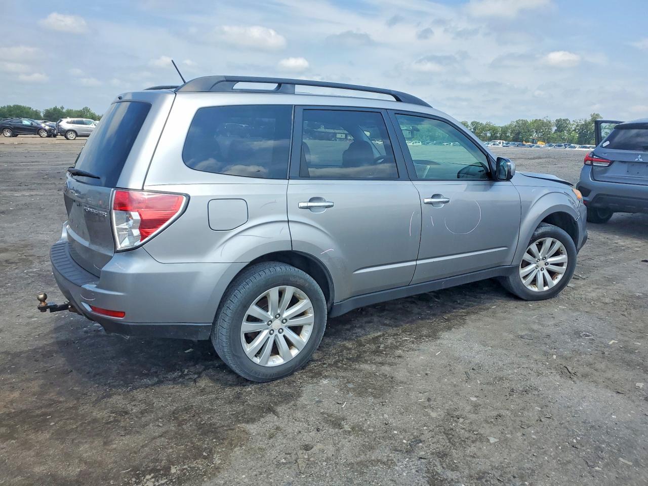 2011 Subaru Forester 2.5x Premium Silver vin: JF2SHBDC2BH772300