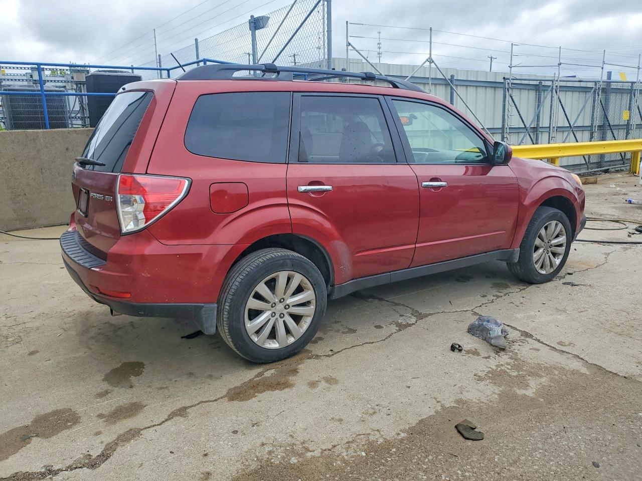 2012 Subaru Forester 2.5x Premium Burgundy vin: JF2SHBDC2CH440116
