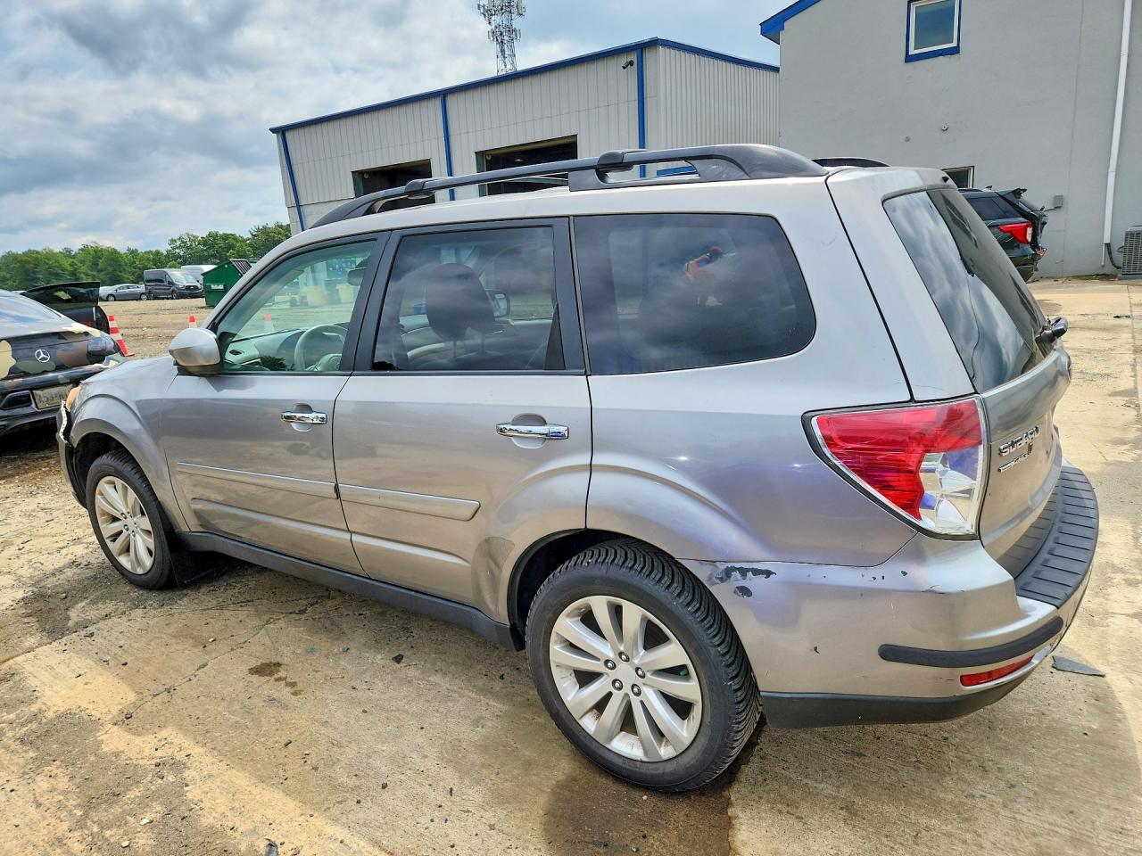 2011 Subaru Forester Silver vin: JF2SHBDC6BH763843