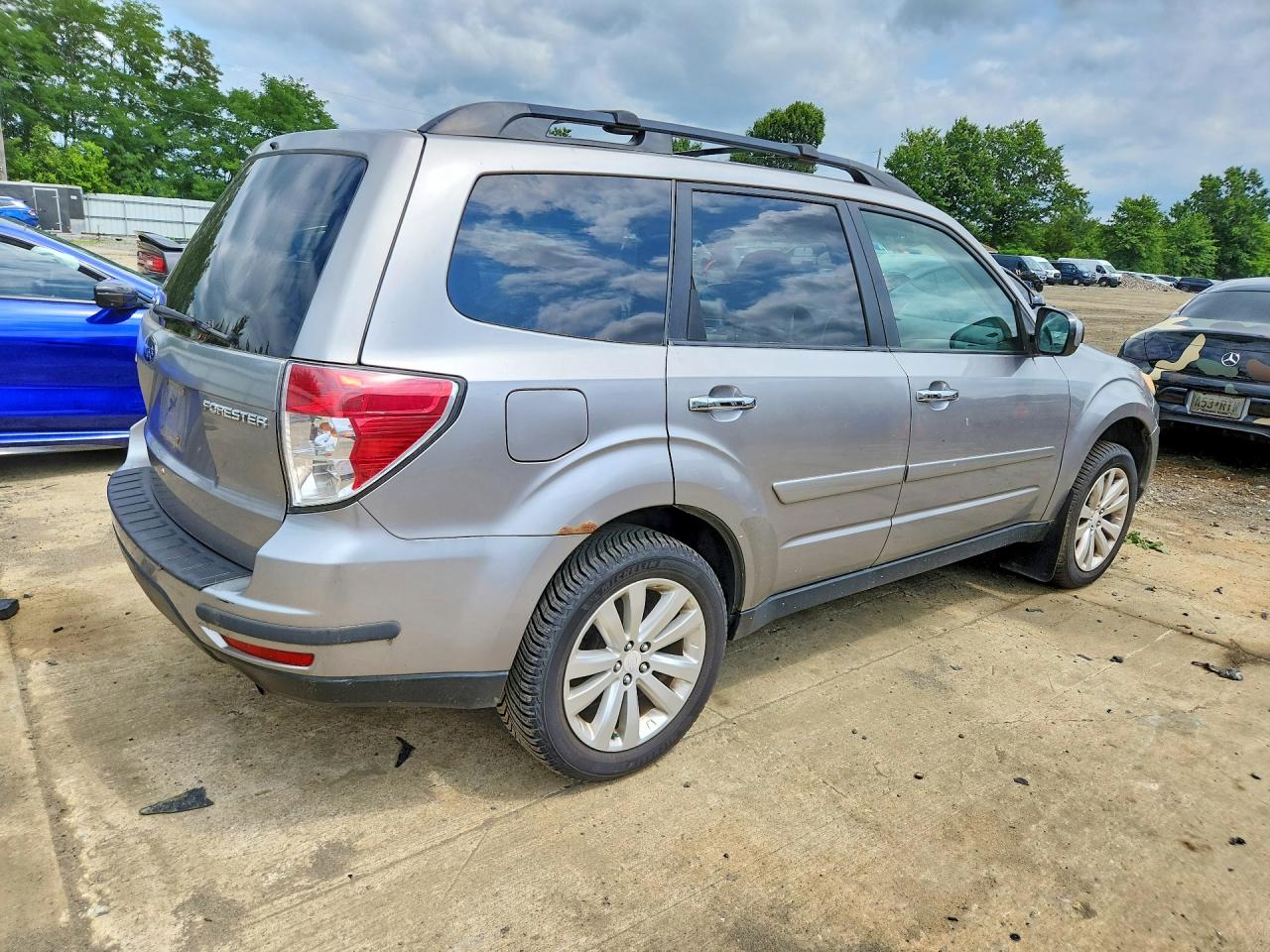 2011 Subaru Forester Silver vin: JF2SHBDC6BH763843
