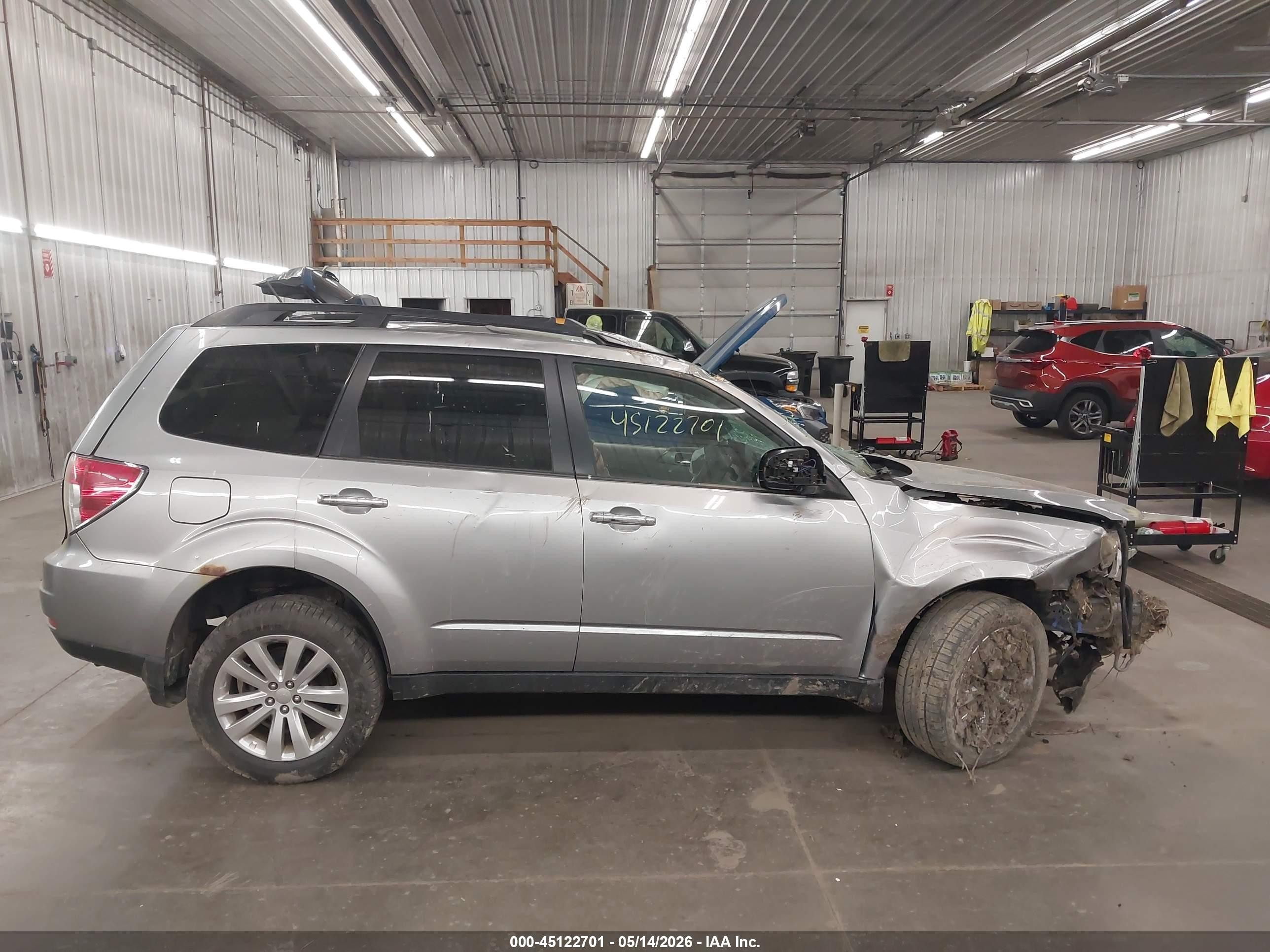 2011 Subaru Forester 2.5x Premium Silver vin: JF2SHBDC7BH725019