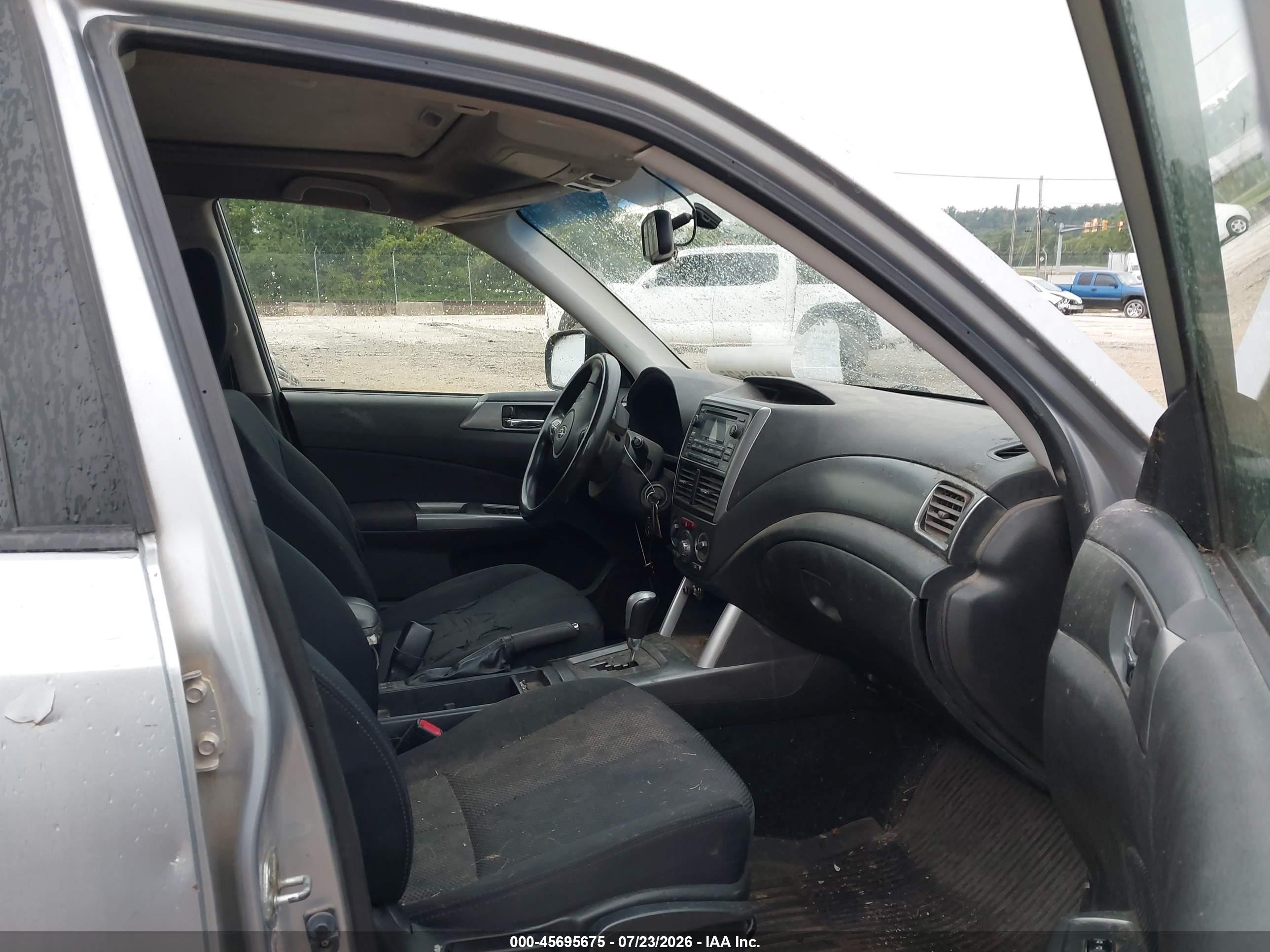 2012 Subaru Forester 2.5x Premium Серебряный vin: JF2SHBDC7CH420296