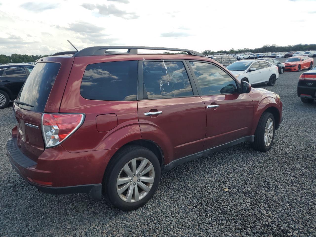 2012 Subaru Forester 2.5x Premium Burgundy vin: JF2SHBDC9CH413026