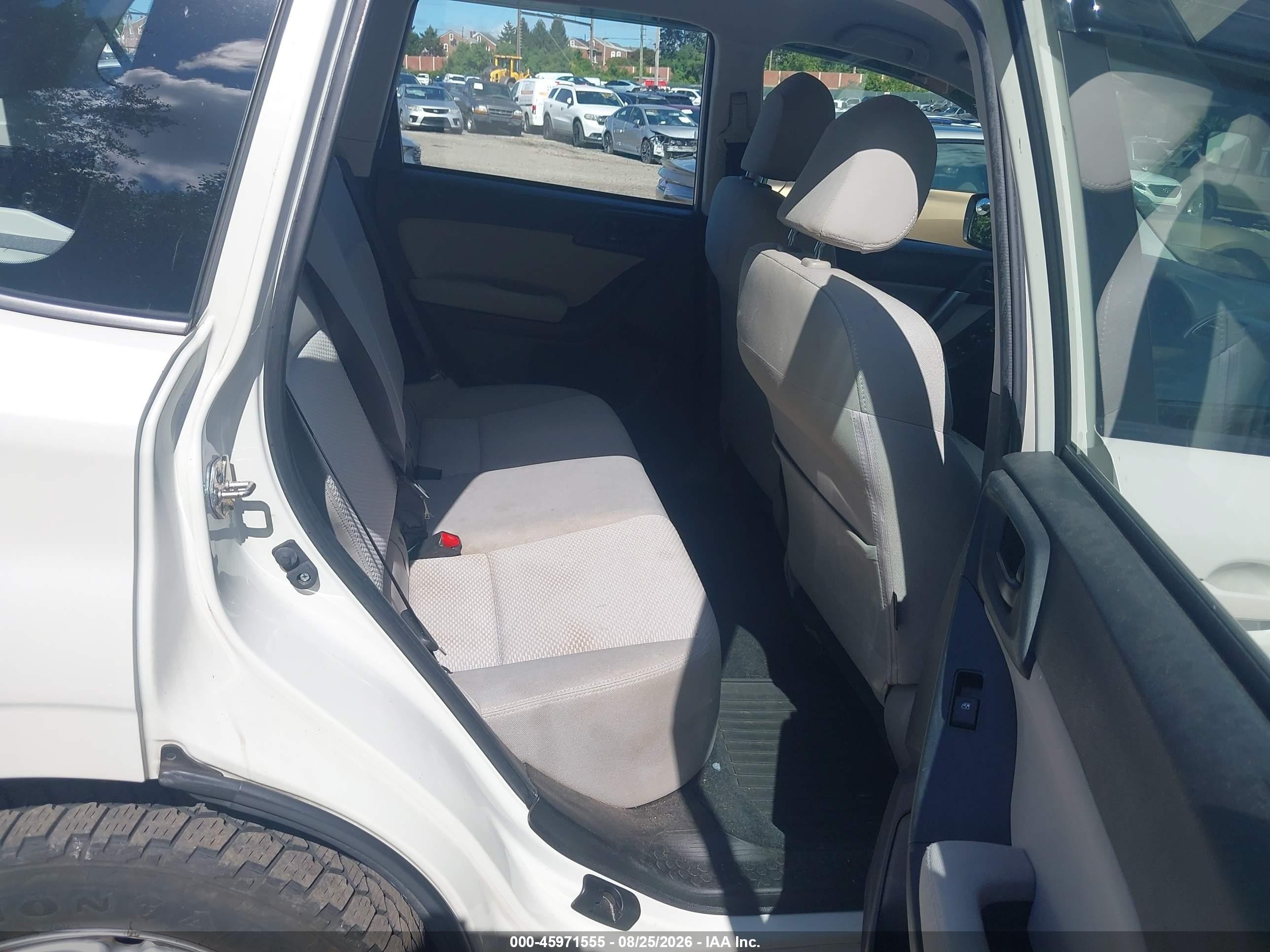 2015 Subaru Forester 2.5i White vin: JF2SJAAC0FH824953