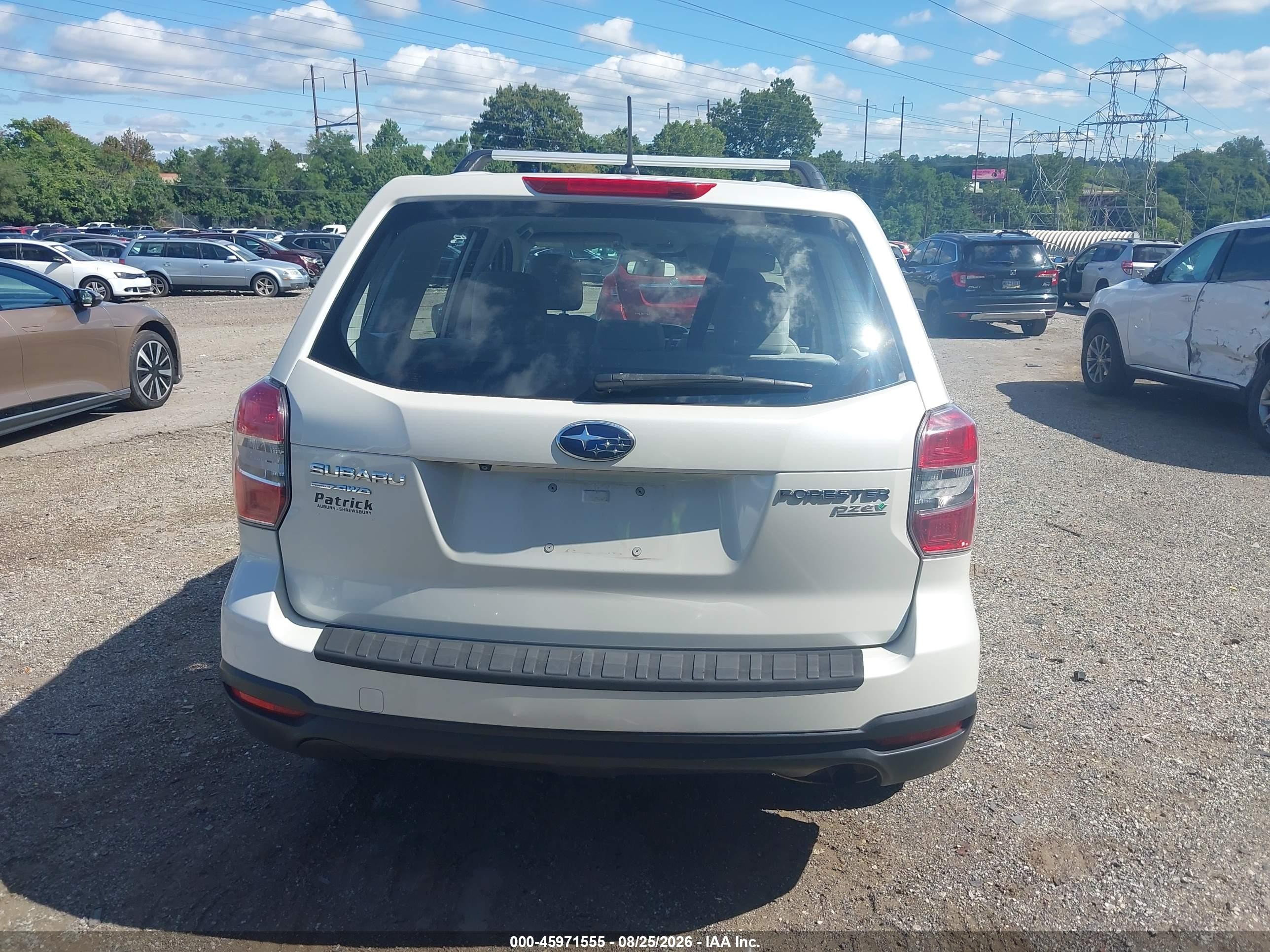 2015 Subaru Forester 2.5i White vin: JF2SJAAC0FH824953