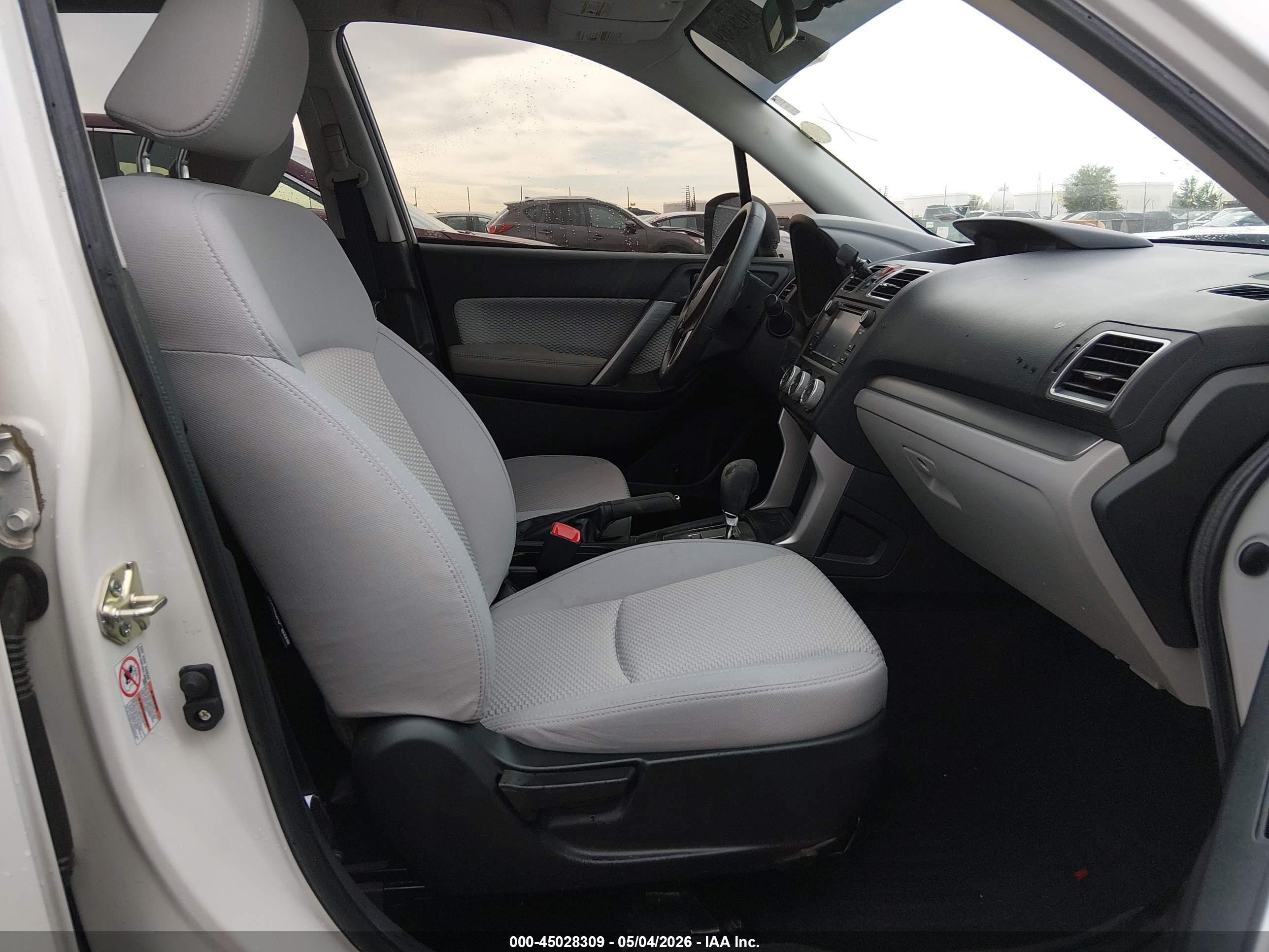 2018 Subaru Forester 2.5i White vin: JF2SJAAC0JH430507