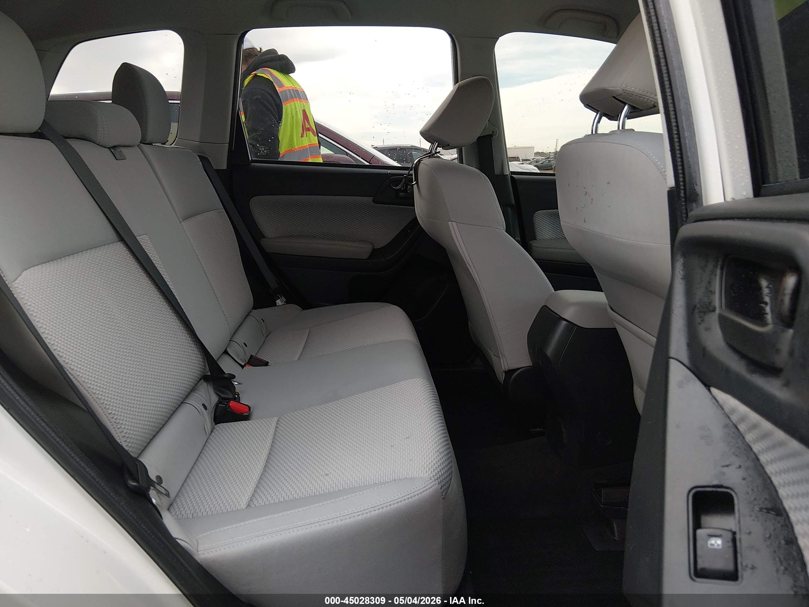 2018 Subaru Forester 2.5i White vin: JF2SJAAC0JH430507
