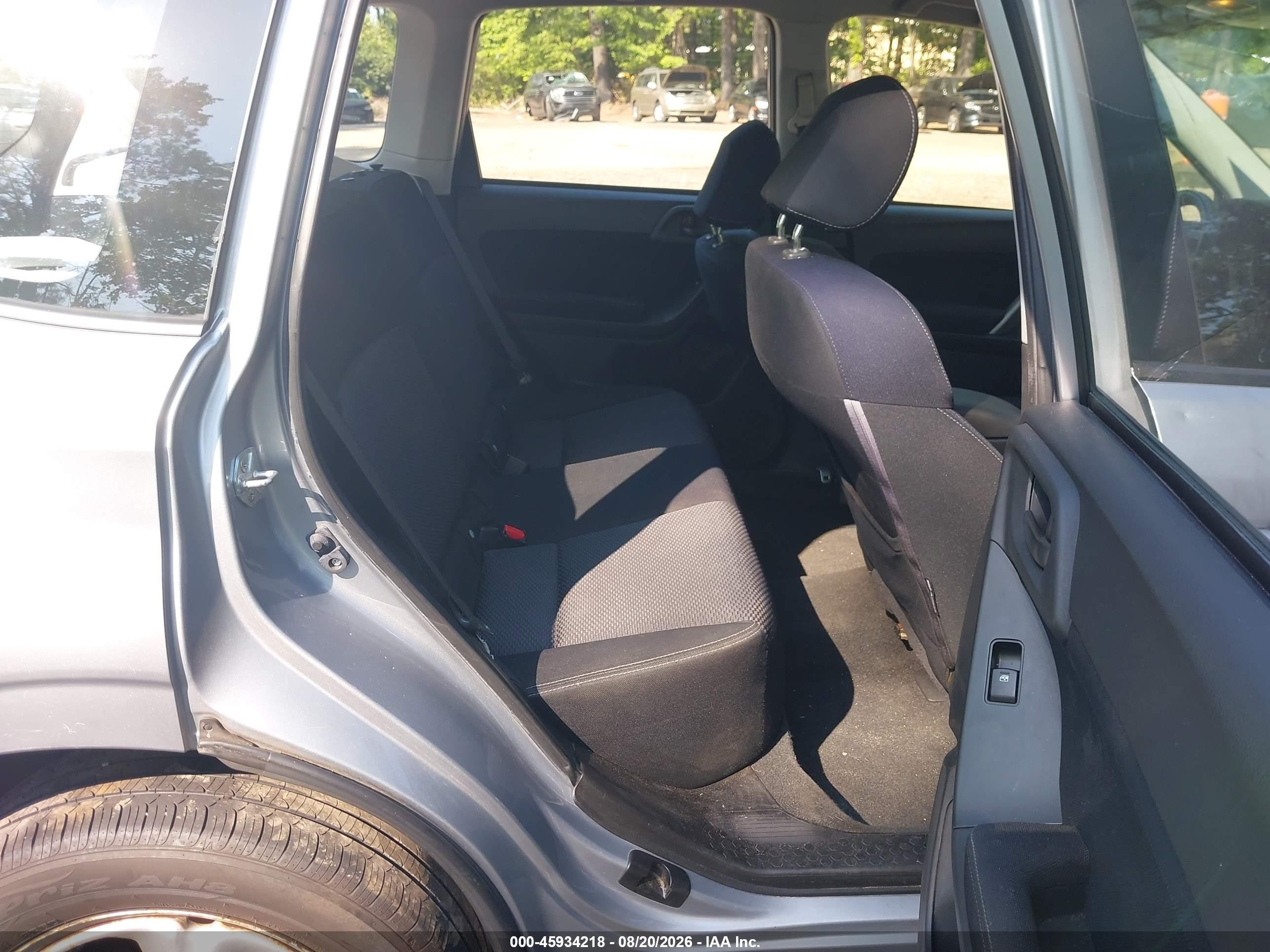2014 Subaru Forester 2.5i Silver vin: JF2SJAAC2EH494022