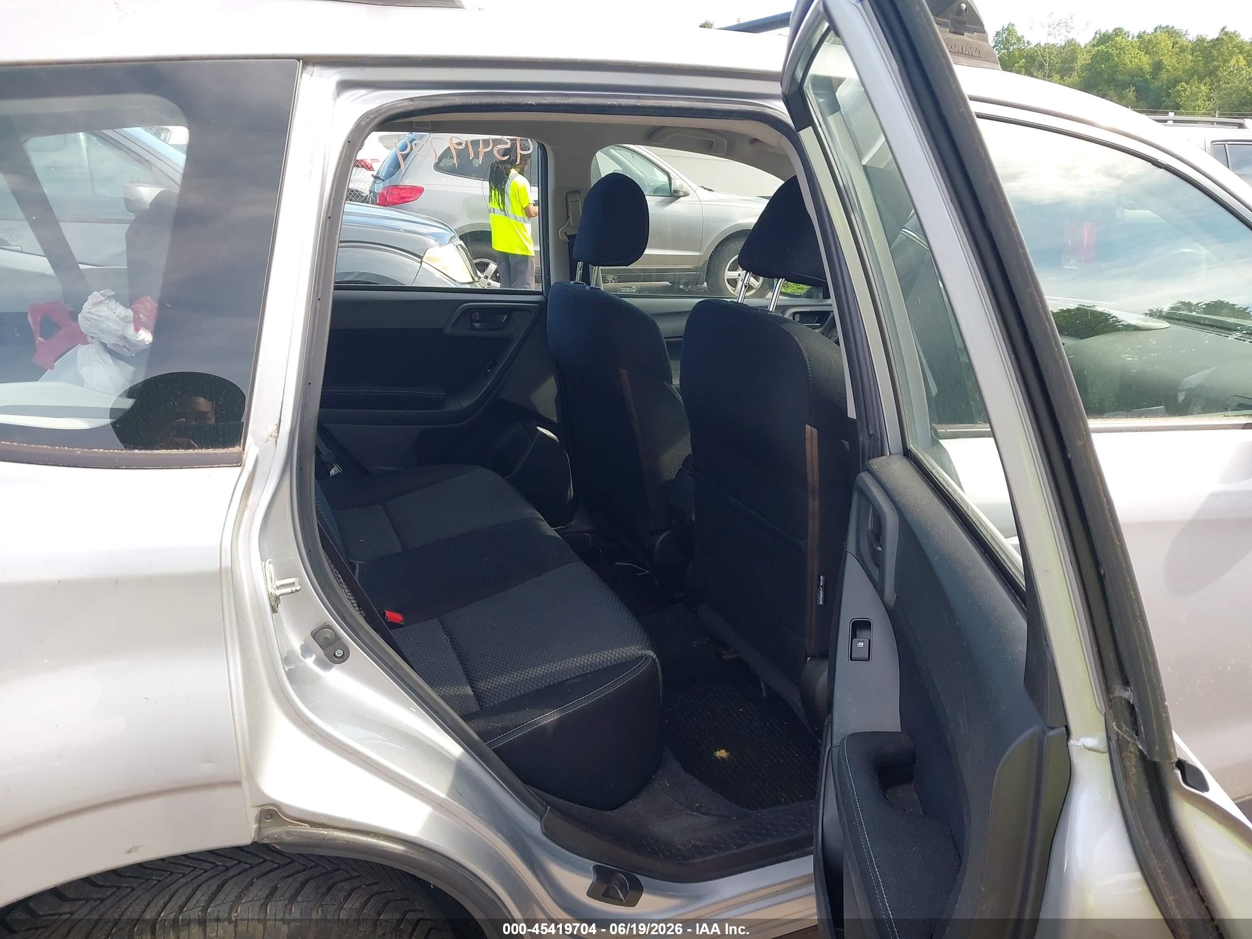 2014 Subaru Forester 2.5i Silver vin: JF2SJAAC3EH424545