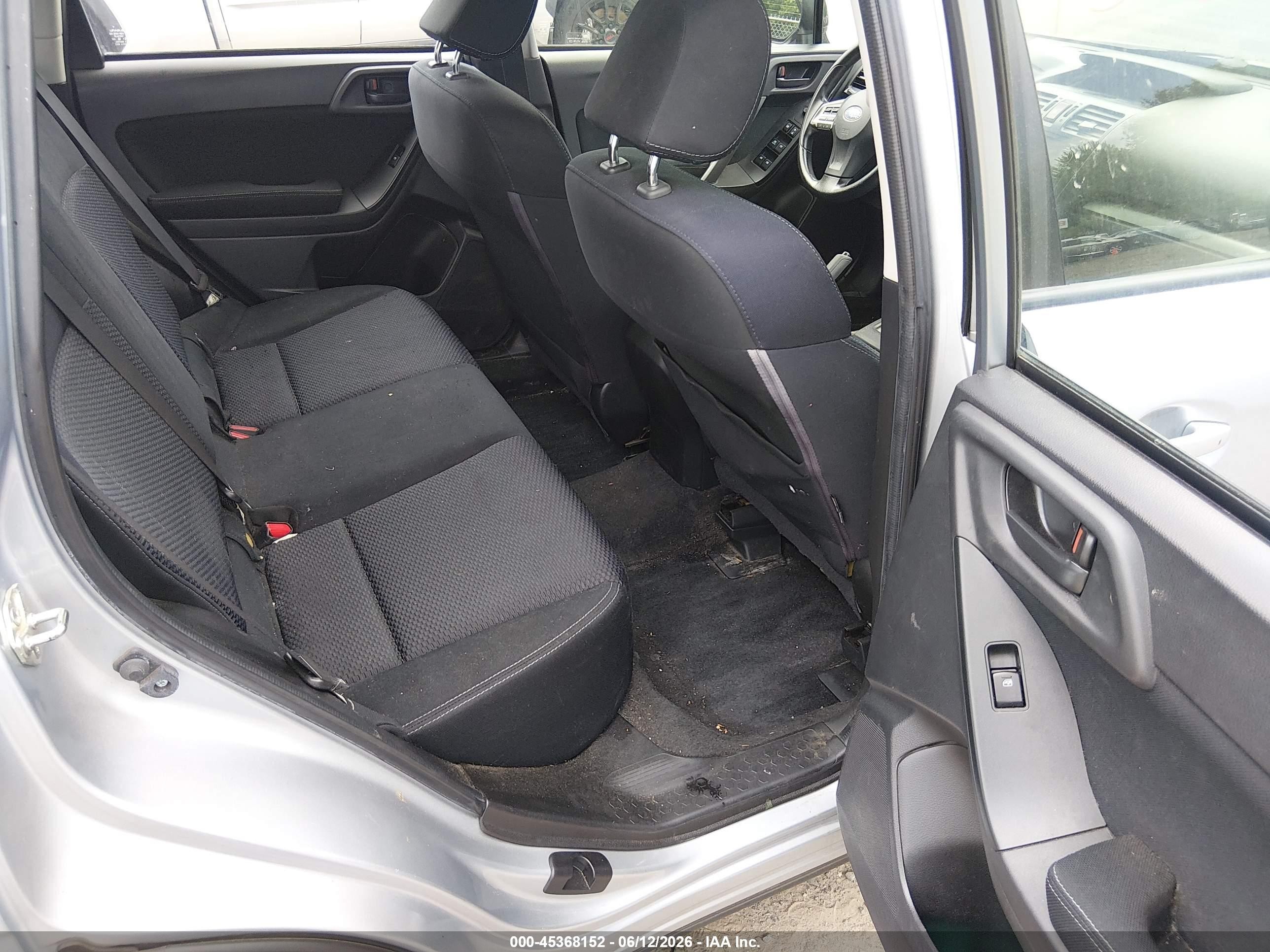 2014 Subaru Forester 2.5i Silver vin: JF2SJAAC5EH528132